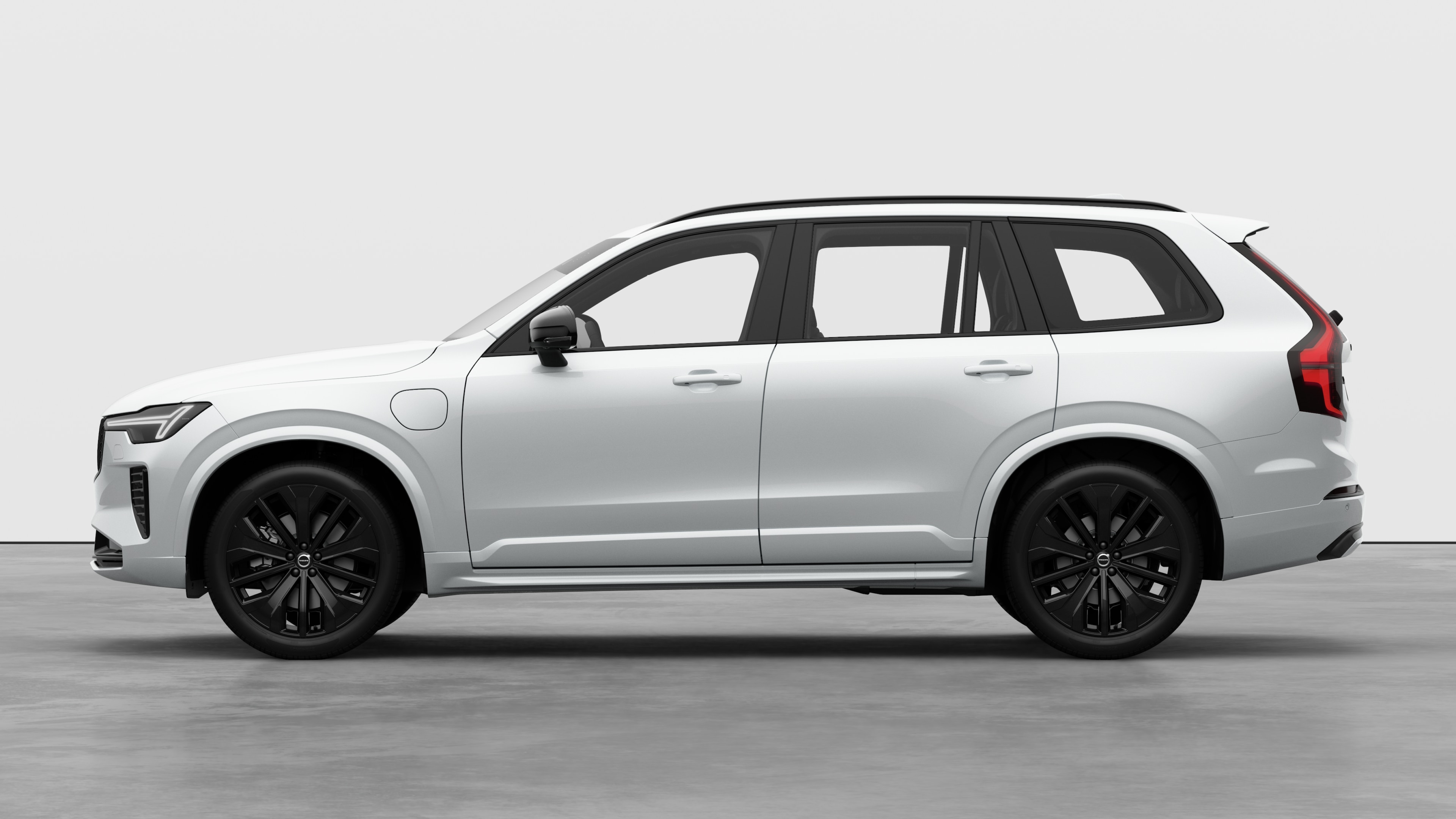 Samochód Volvo widziany z boku na tle zwykłego studia Nie ma żadnych dodatkowych szczegółów ani identyfikatorów.