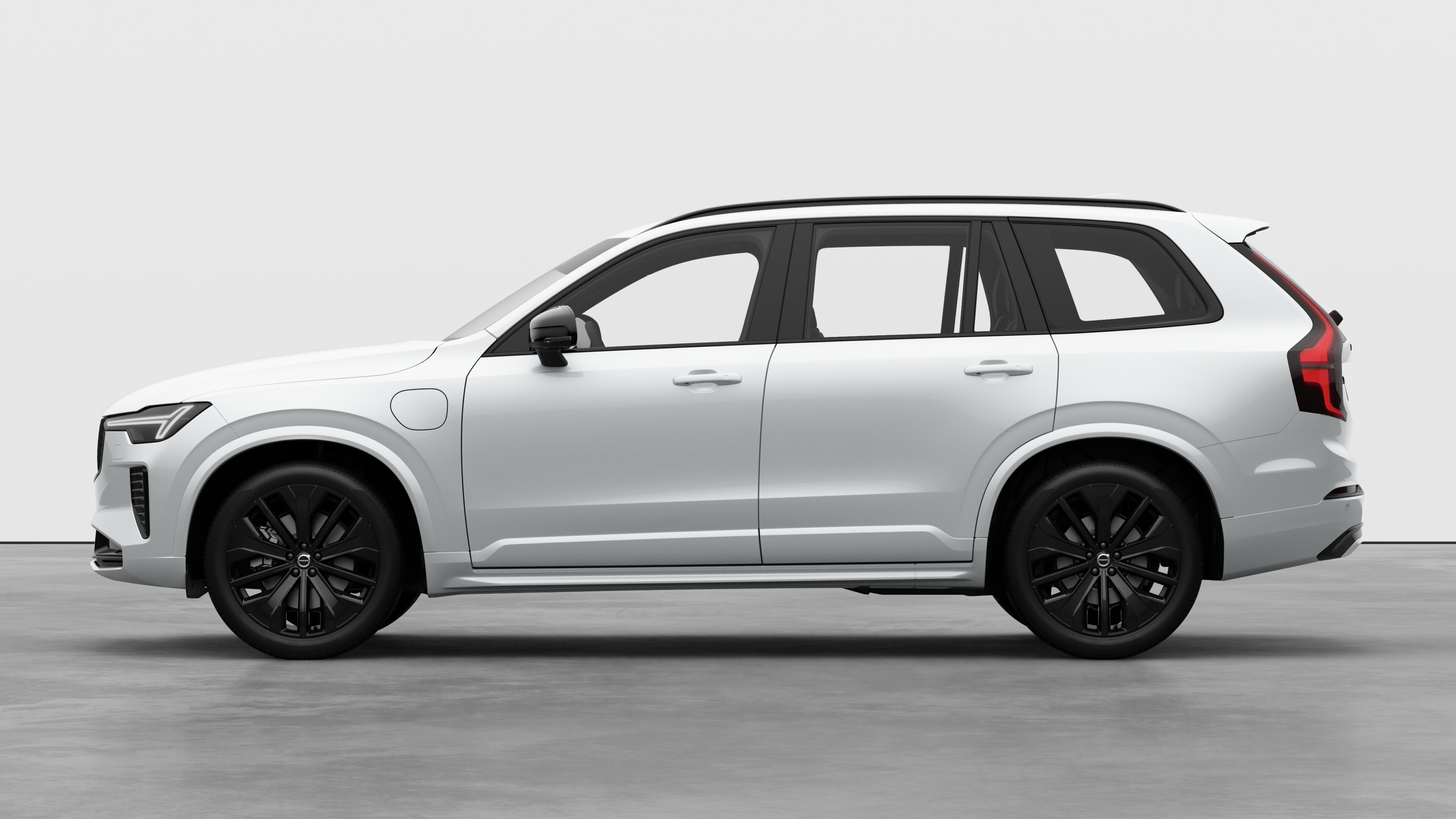 Volvo Fahrzeug in Seitenansicht vor einem schlichten Studiohintergrund. Es sind keine zusätzlichen Details oder Identifikatoren vorhanden.