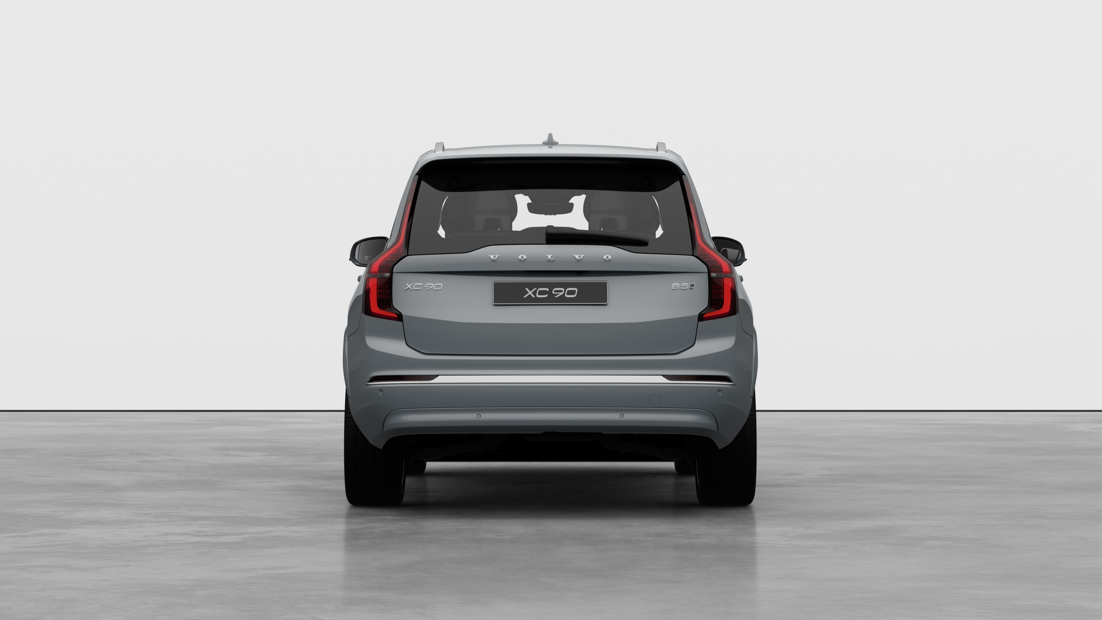 "Volvo" automobilio galinis vaizdas paprastame studijos fone.