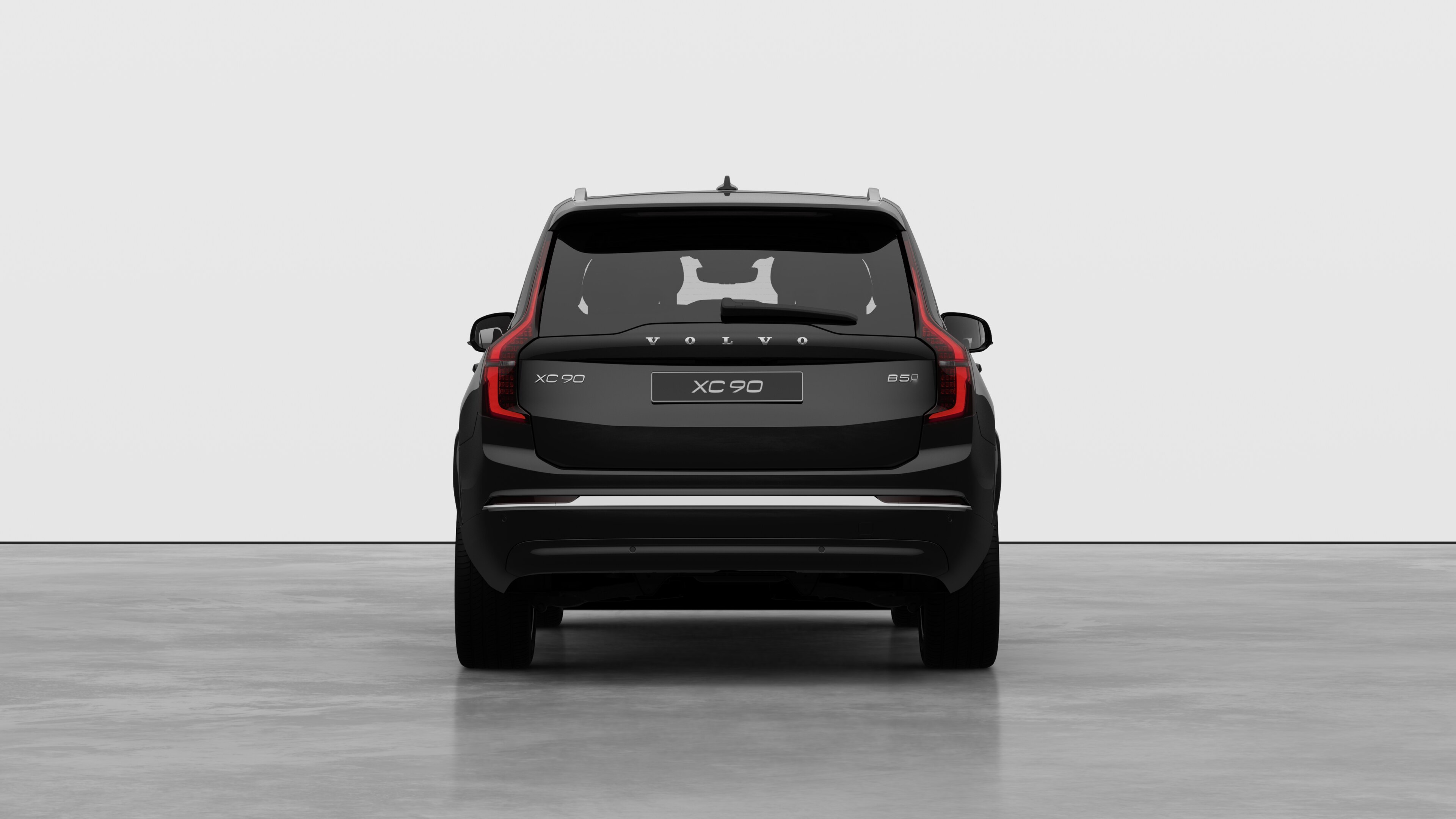 無地のスタジオを背景にしたボルボ車のリアビュー。