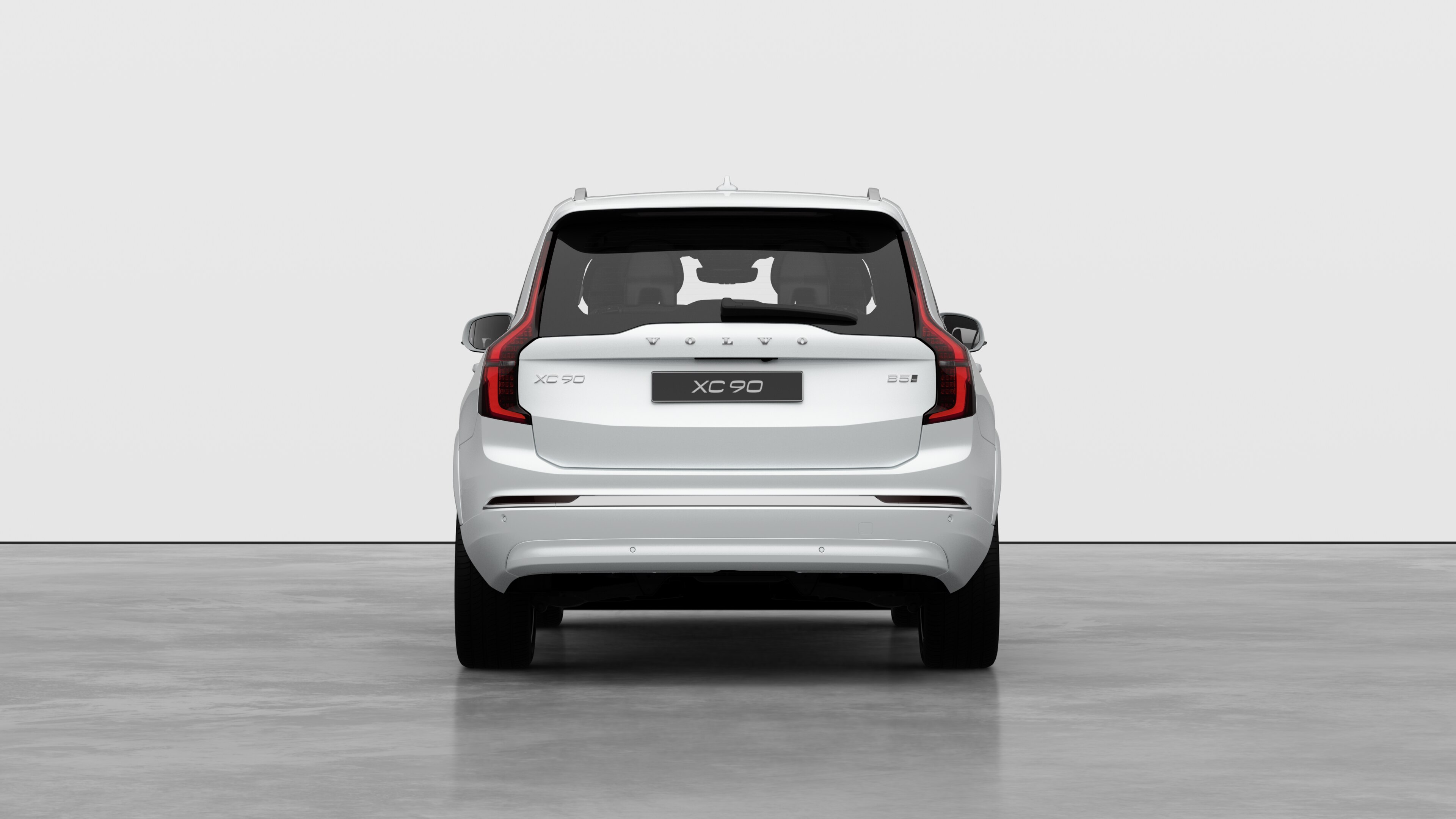 Vista posteriore di un'auto Volvo sullo sfondo di un semplice studio.