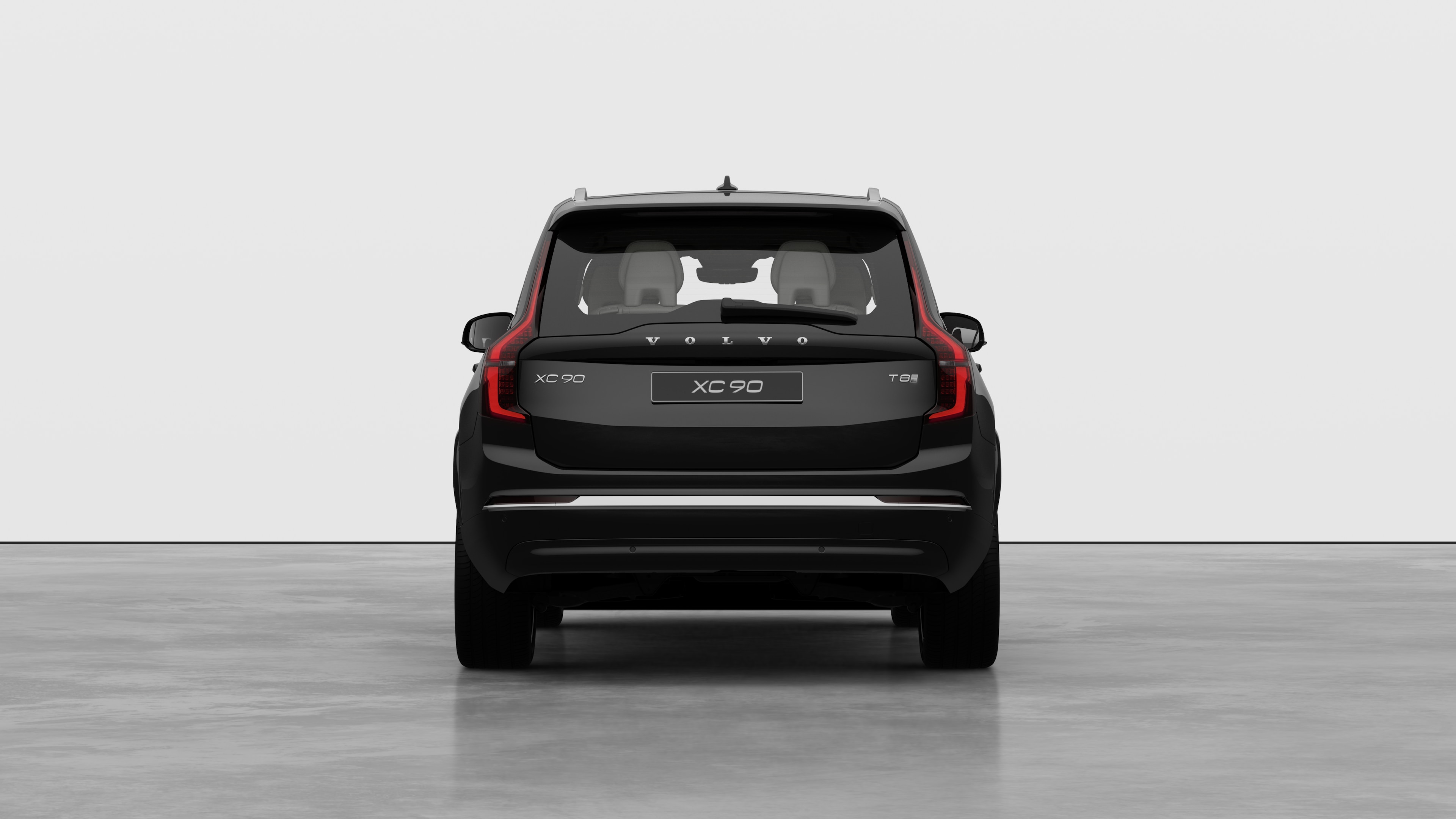 Vista trasera del vehículo Volvo sobre un fondo de estudio liso.