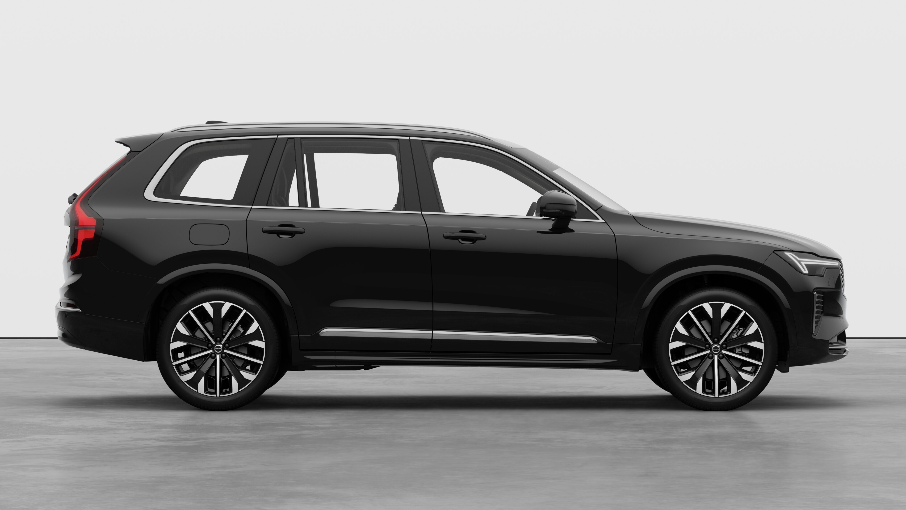 Vista laterale di un'auto Volvo sullo sfondo di uno studio che mostra le portiere chiuse e il design visibile delle ruote.