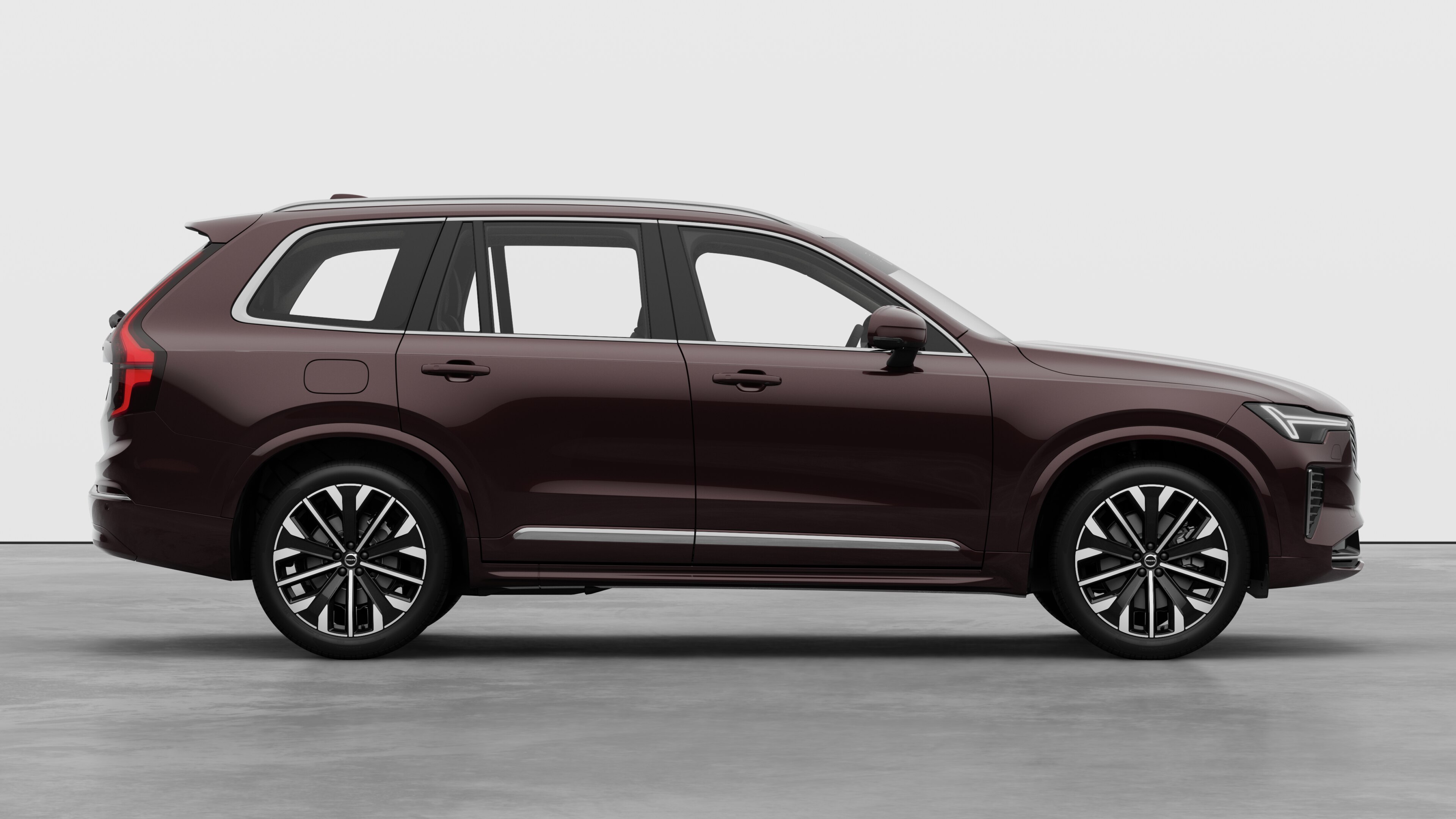 Автомобіль Volvo Cars на звичайному студійному фоні, на якому видно зачинені двері та видимий дизайн коліс.