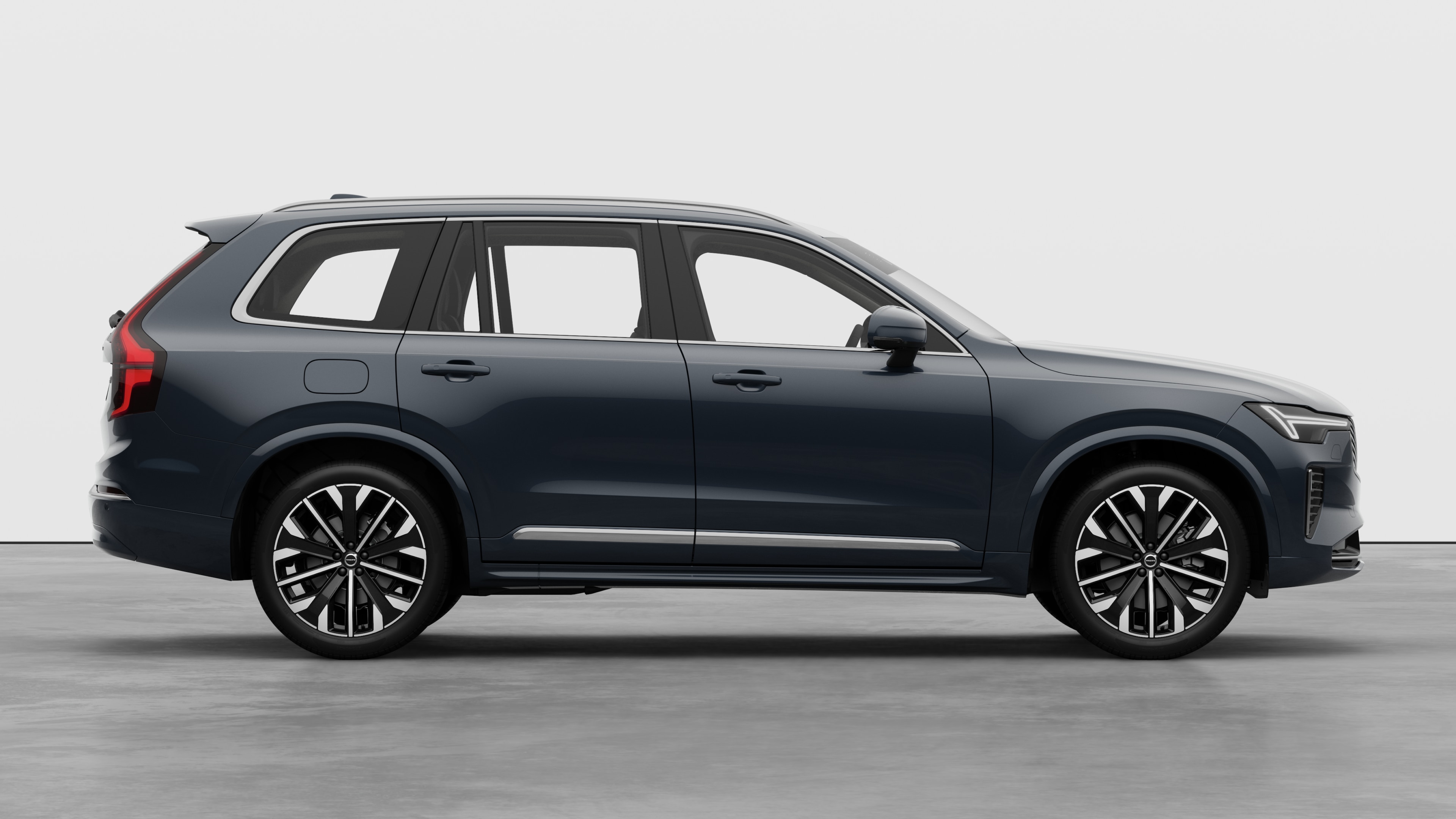 Vista laterale di un'auto Volvo sullo sfondo di uno studio che mostra le portiere chiuse e il design visibile delle ruote.