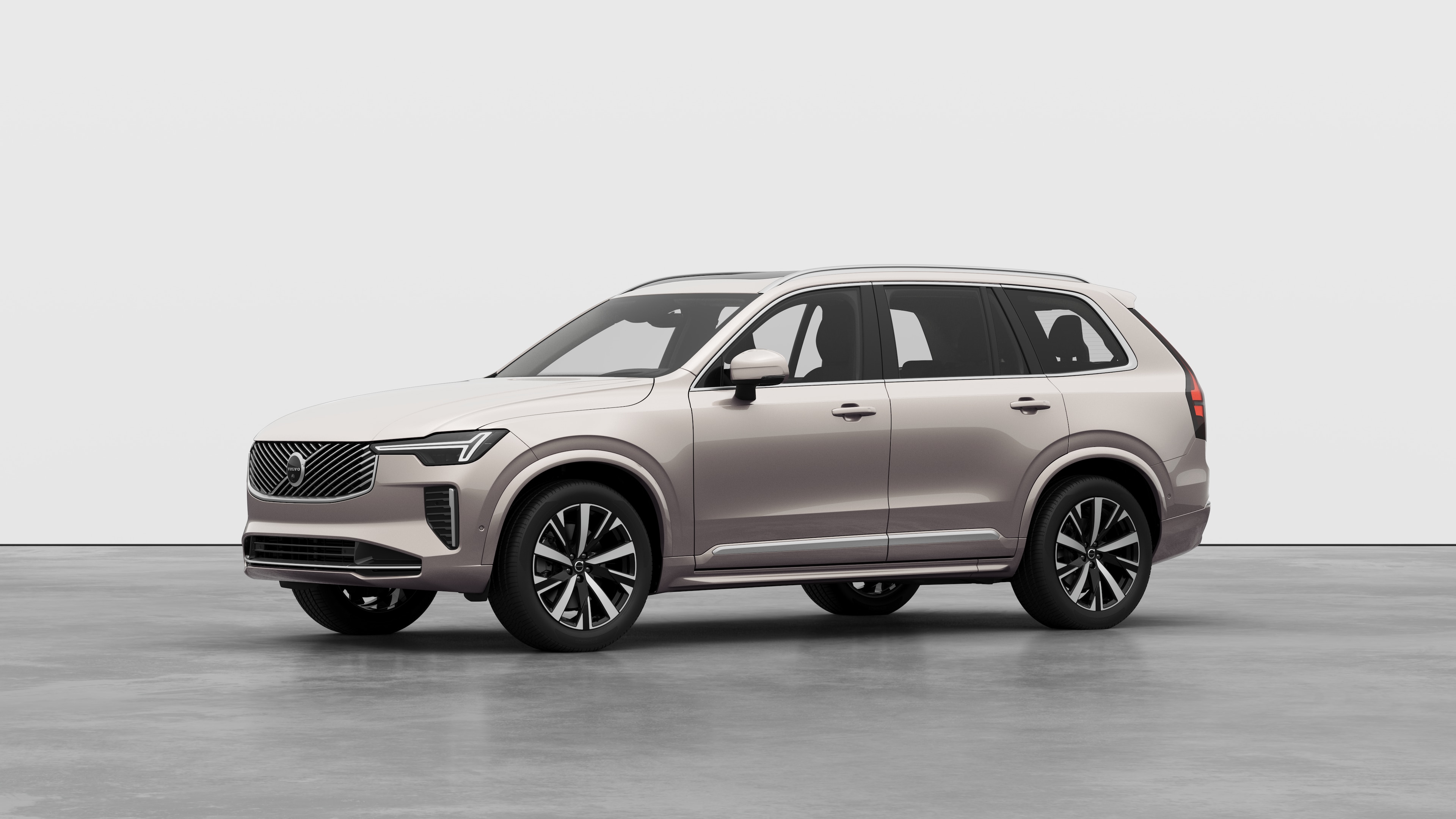 四分之三視圖中的 Volvo 汽車外觀，樸素的工作室背景。