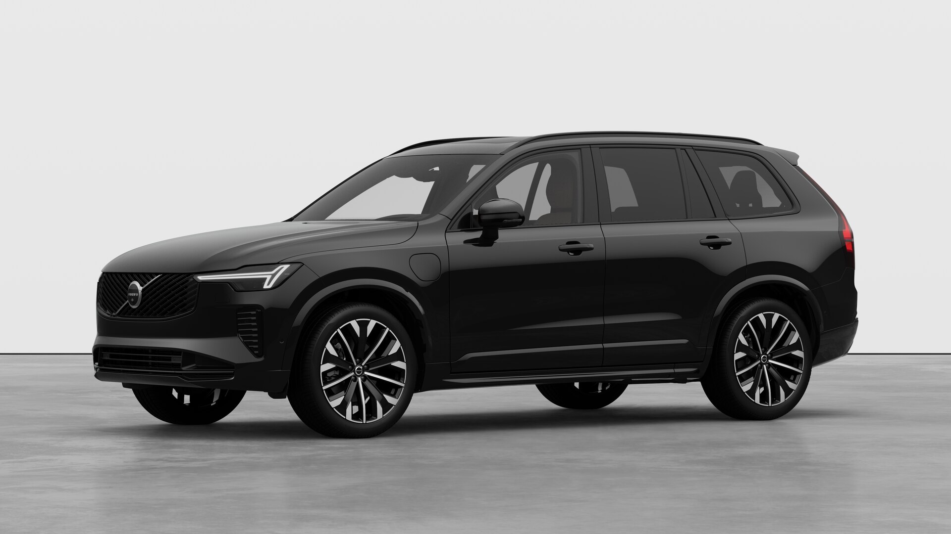 Extérieur d’une Volvo vue de trois quarts, arrière-plan uni d’un studio.