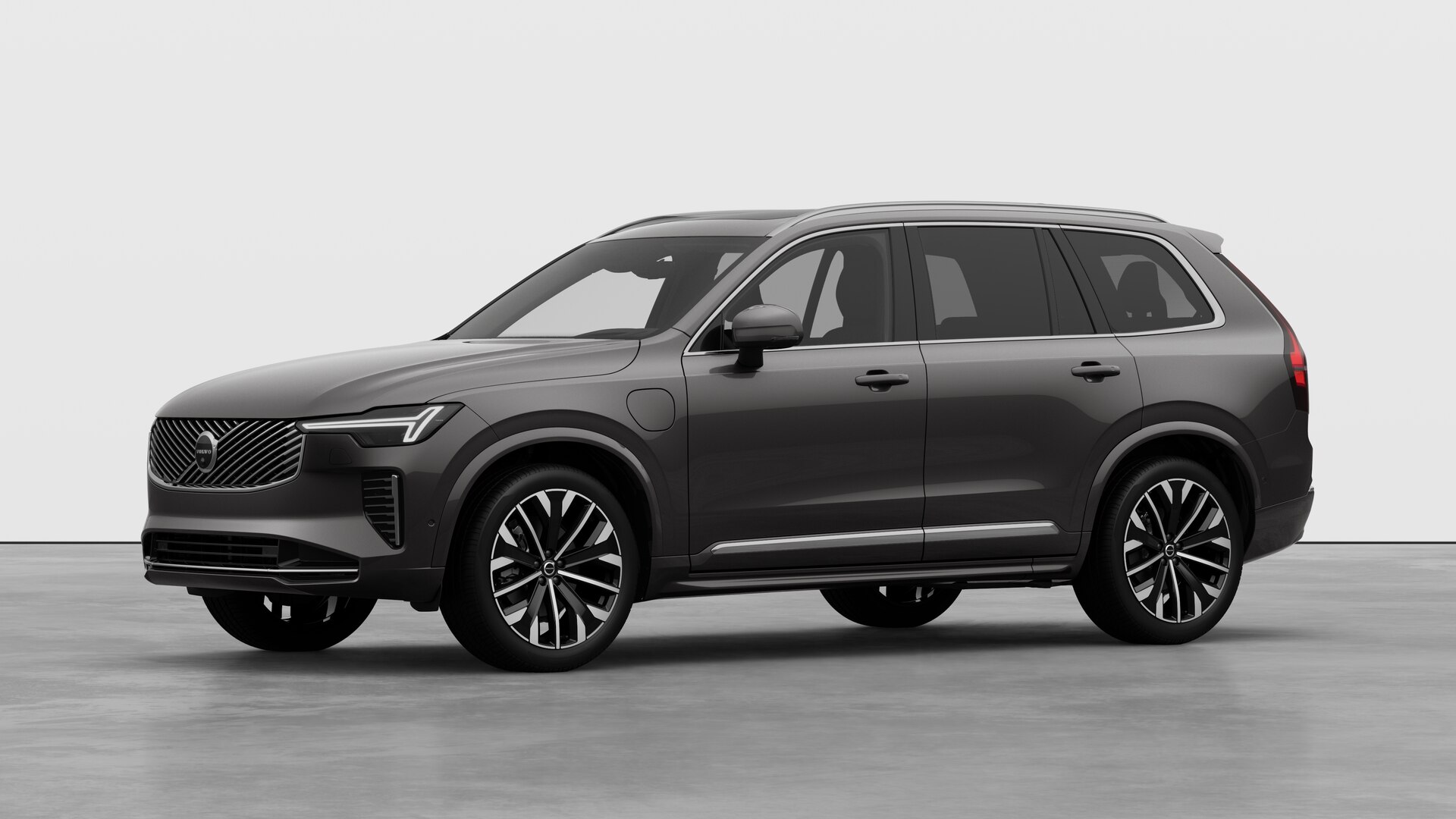 Extérieur d’une Volvo vue de trois quarts, arrière-plan uni d’un studio.