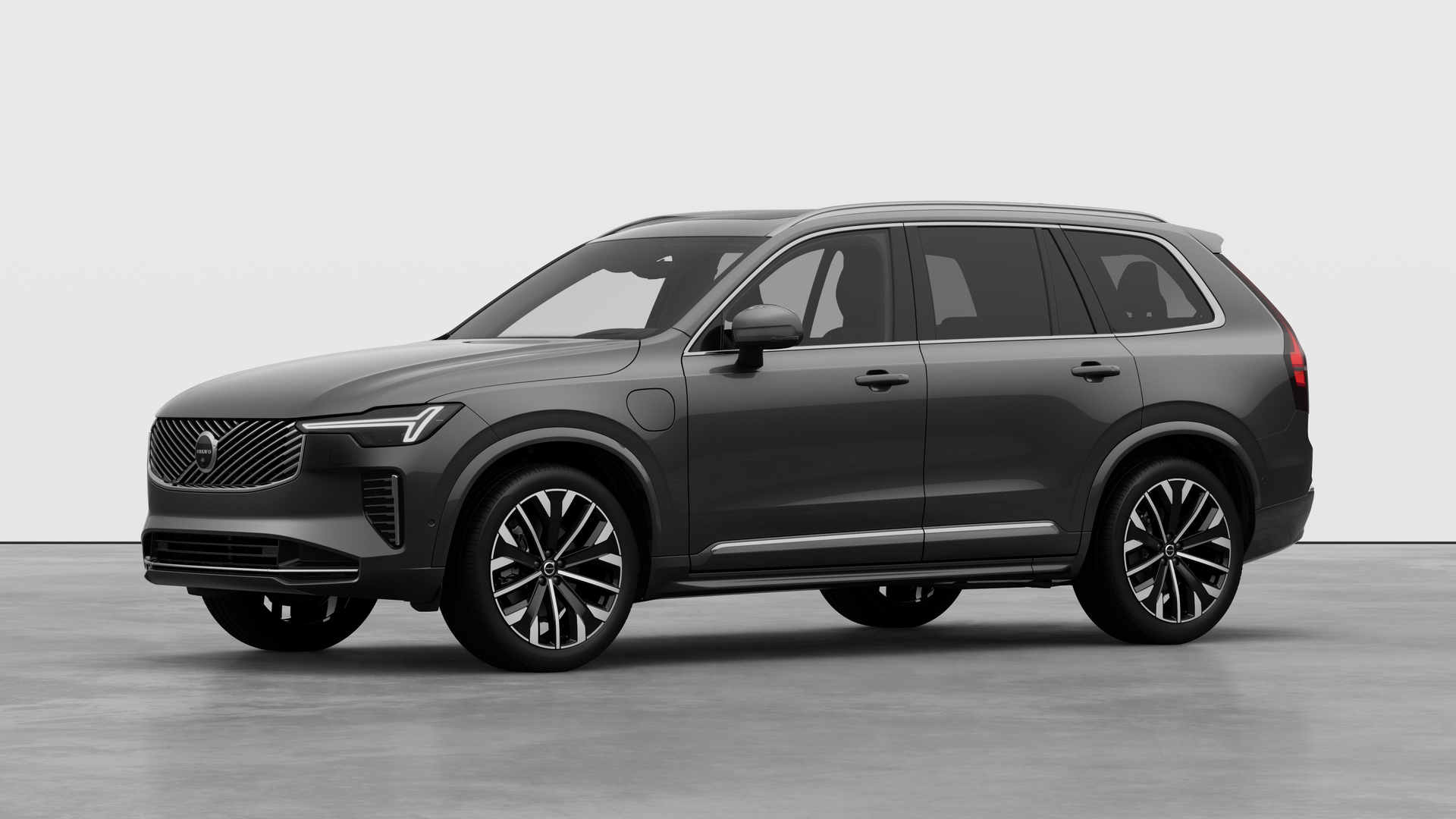 Extérieur d’une Volvo vue de trois quarts, arrière-plan uni d’un studio.