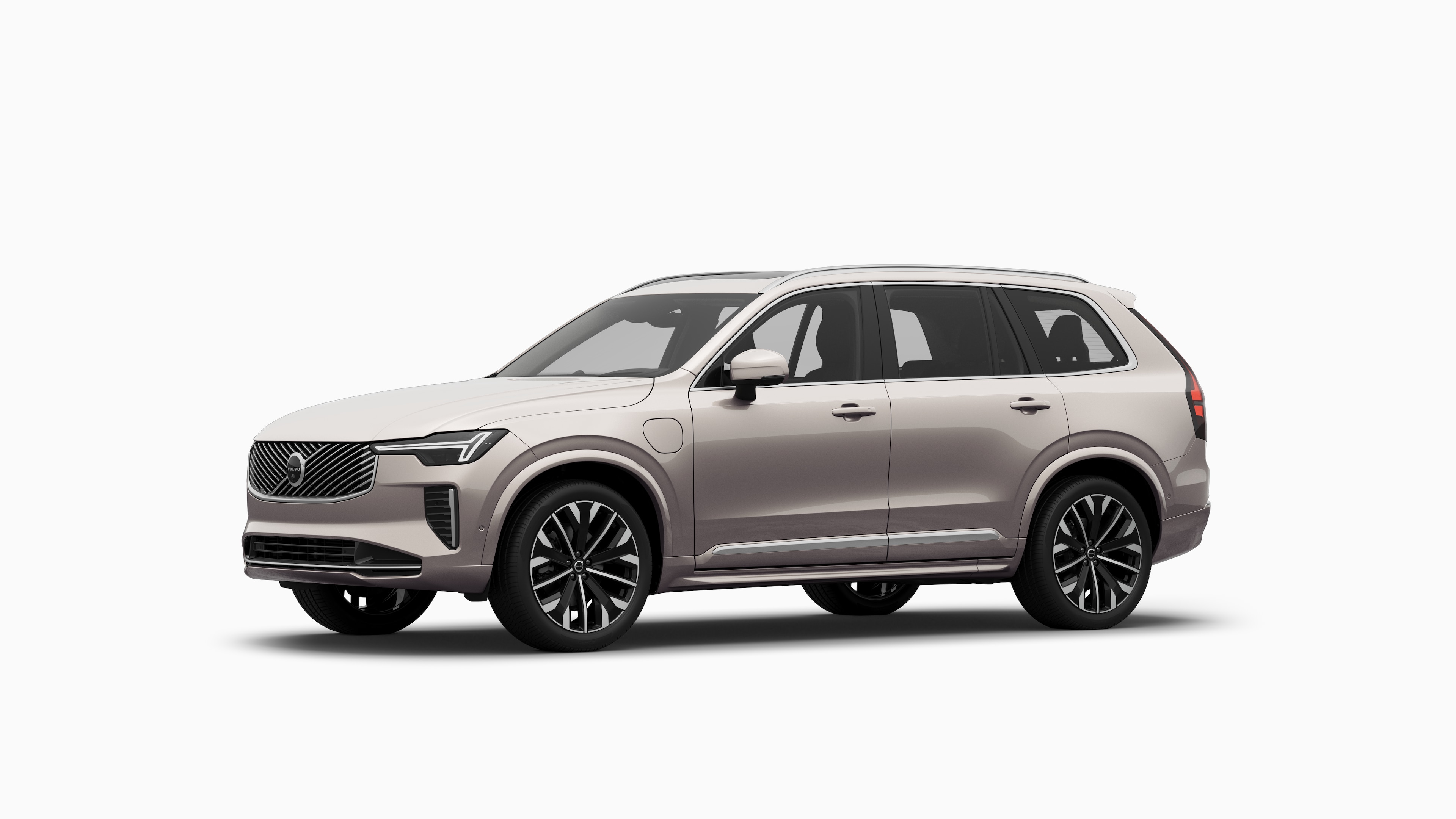 四分之三視圖中的 Volvo 汽車外觀,樸素的工作室背景。