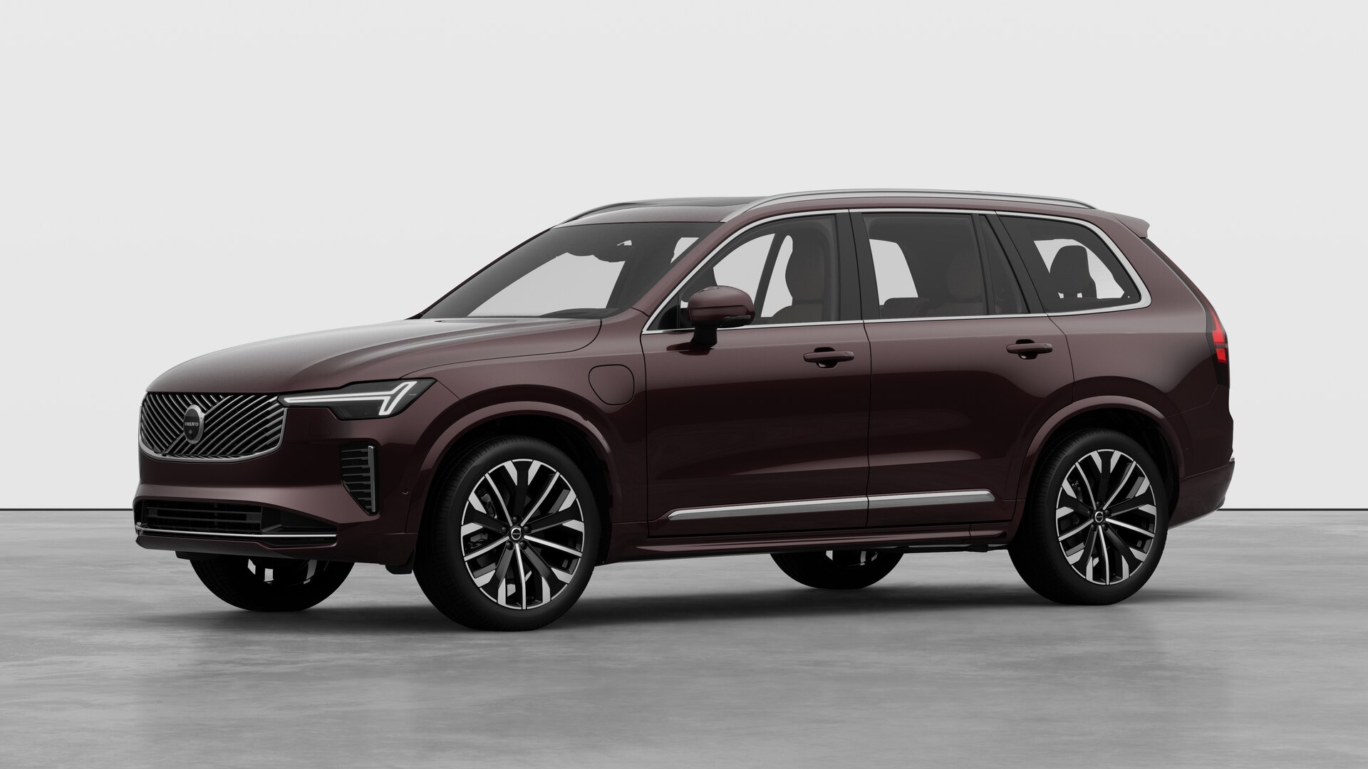 Extérieur d’une Volvo vue de trois quarts, arrière-plan uni d’un studio.