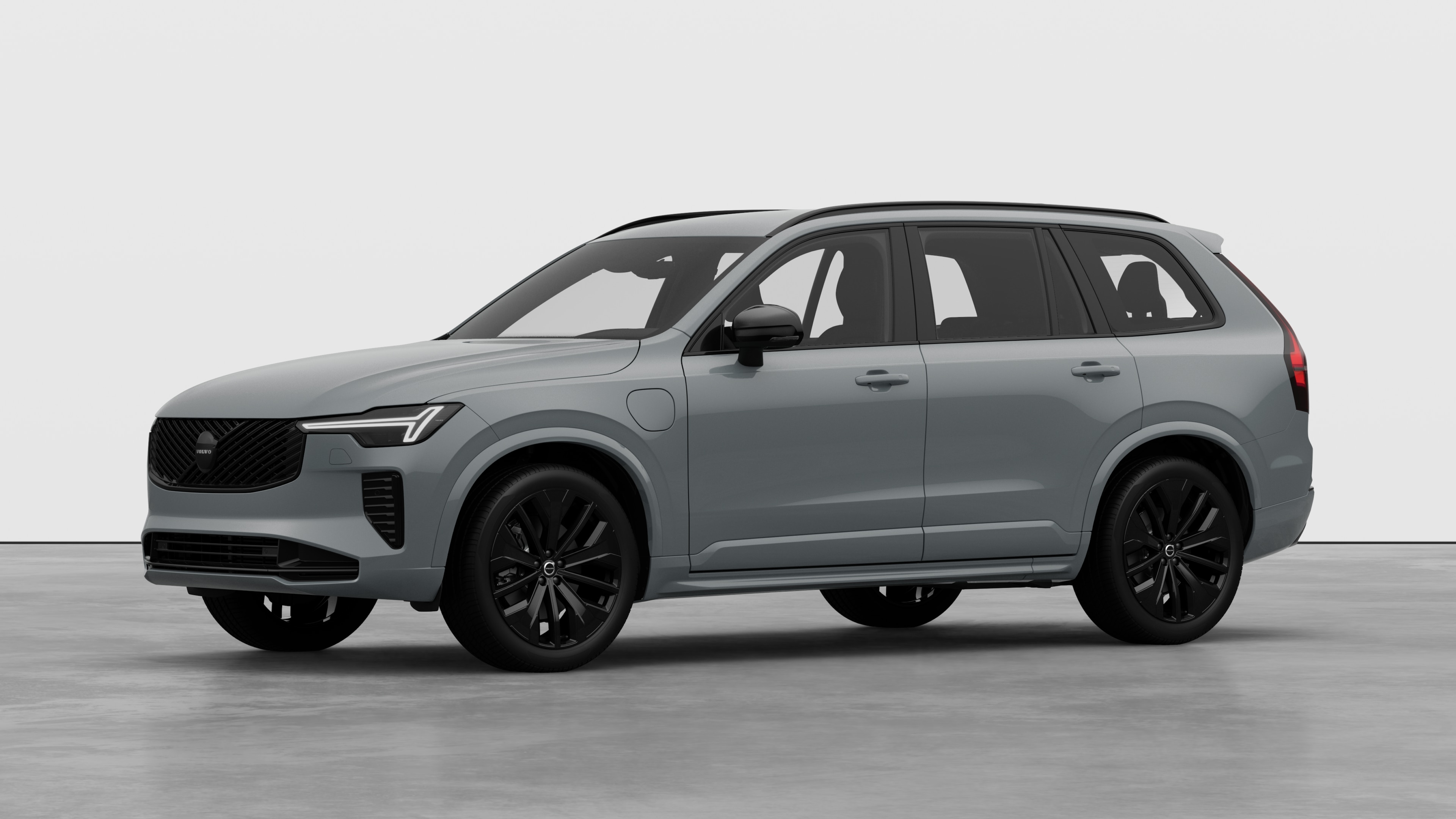 Außenansicht eines Volvo in Dreiviertelansicht, einfarbiger Studiohintergrund.