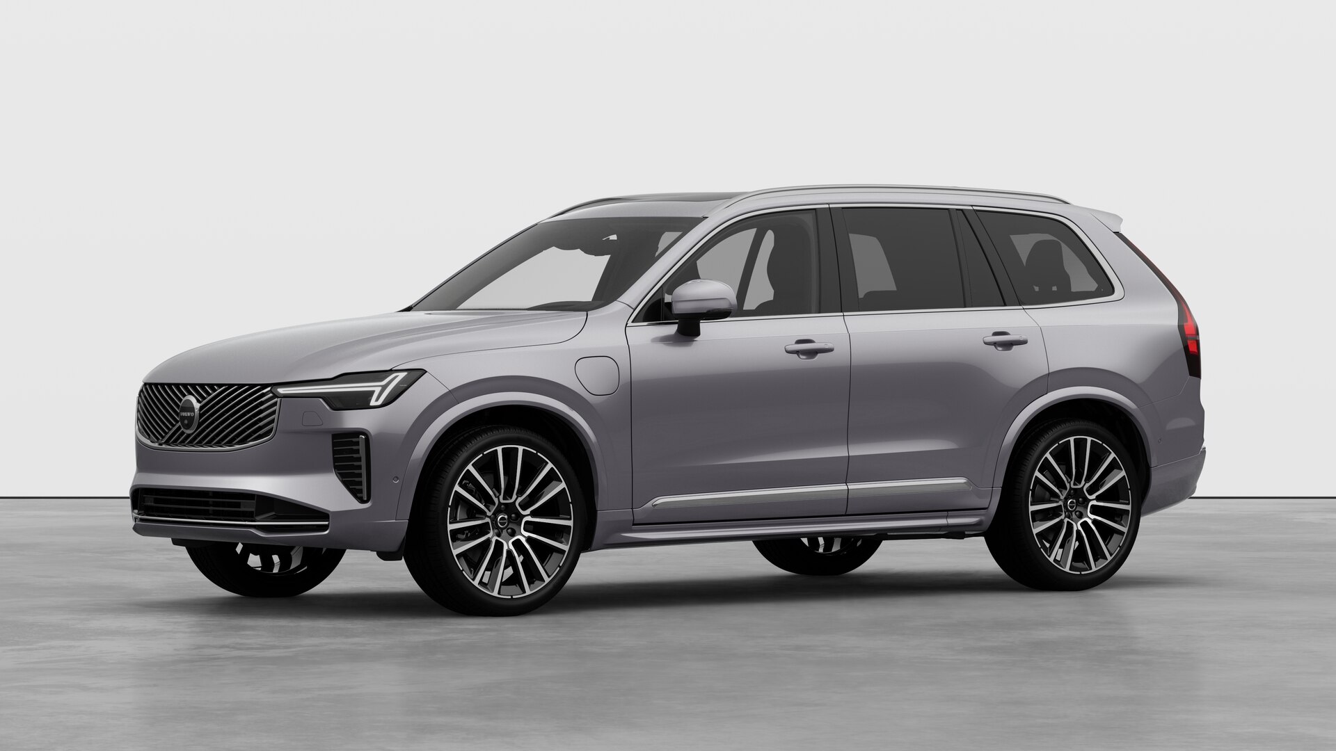 Extérieur d’une Volvo vue de trois quarts, arrière-plan uni d’un studio.