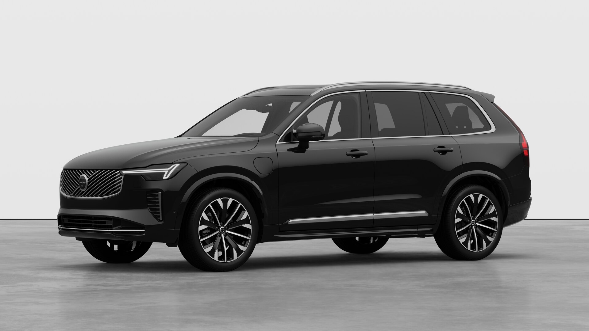 Extérieur d’une Volvo vue de trois quarts, arrière-plan uni d’un studio.