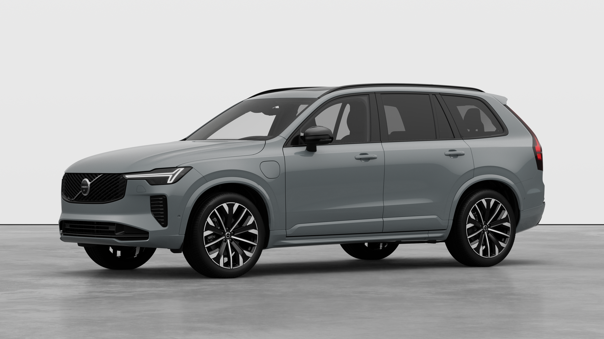 Extérieur d’une Volvo vue de trois quarts, arrière-plan uni d’un studio.