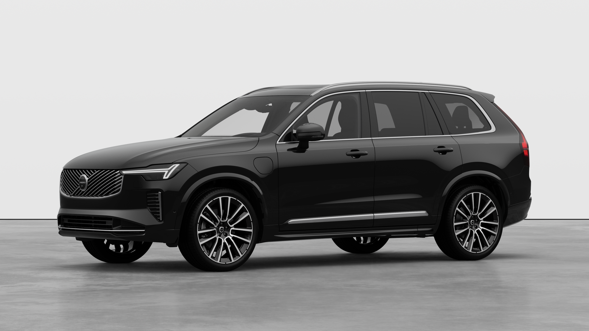 Extérieur d’une Volvo vue de trois quarts, arrière-plan uni d’un studio.