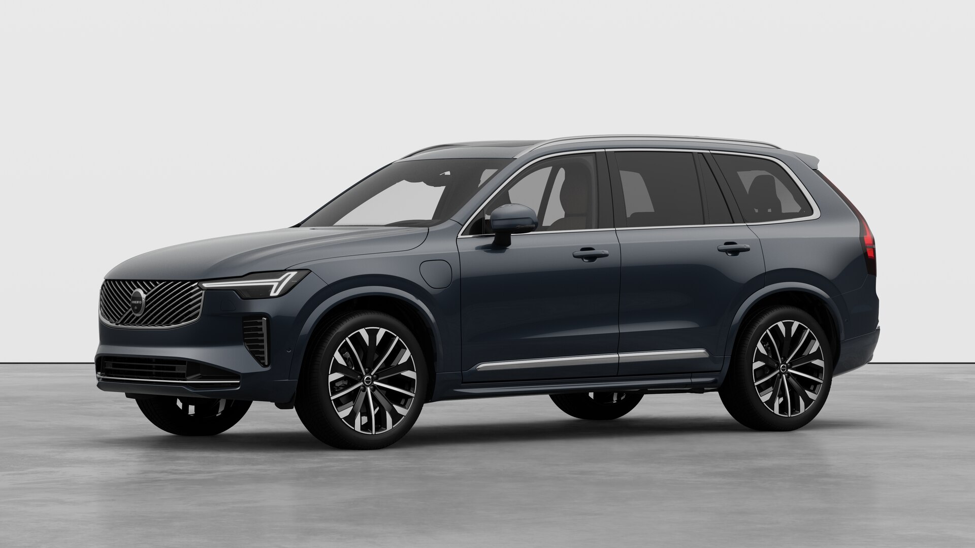 Extérieur d’une Volvo vue de trois quarts, arrière-plan uni d’un studio.