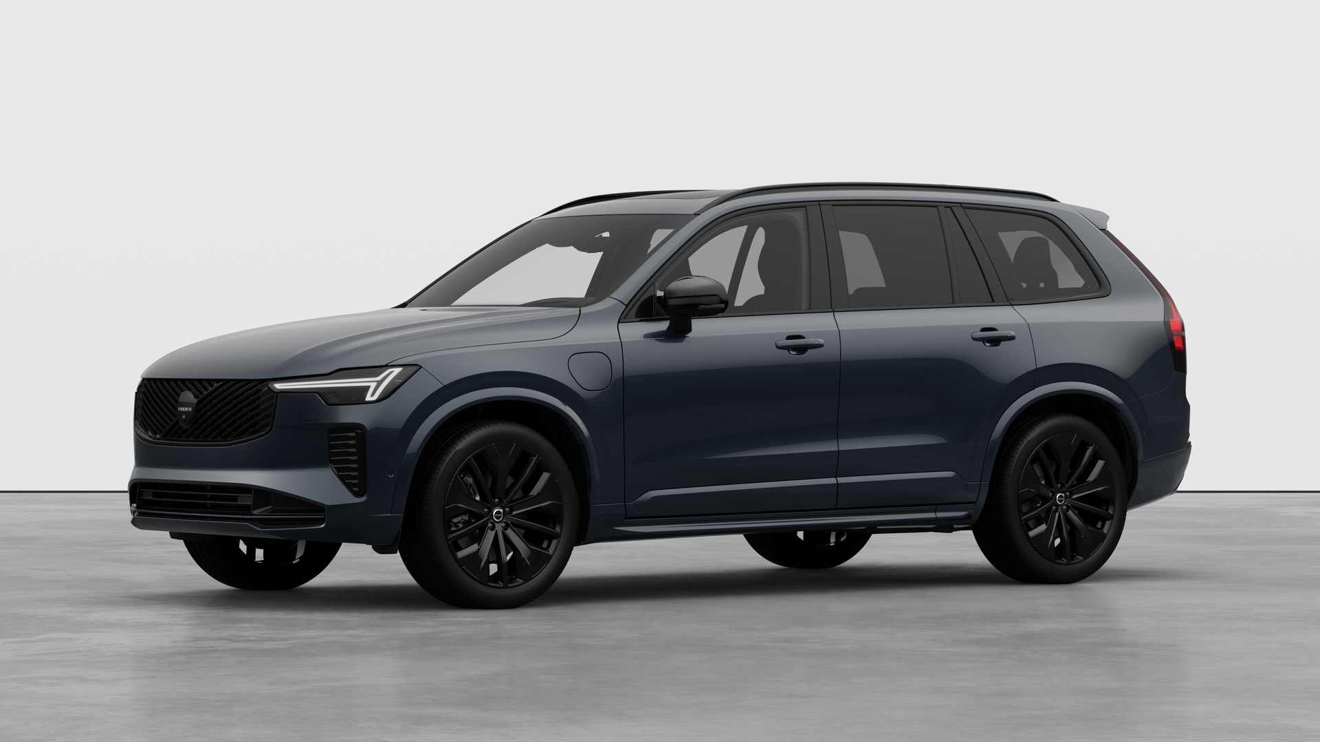 Extérieur d’une Volvo vue de trois quarts, arrière-plan uni d’un studio.