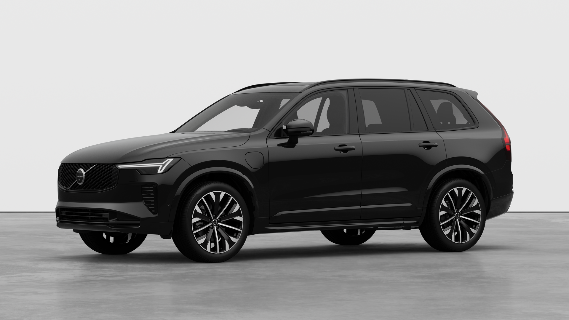 Extérieur d’une Volvo vue de trois quarts, arrière-plan uni d’un studio.