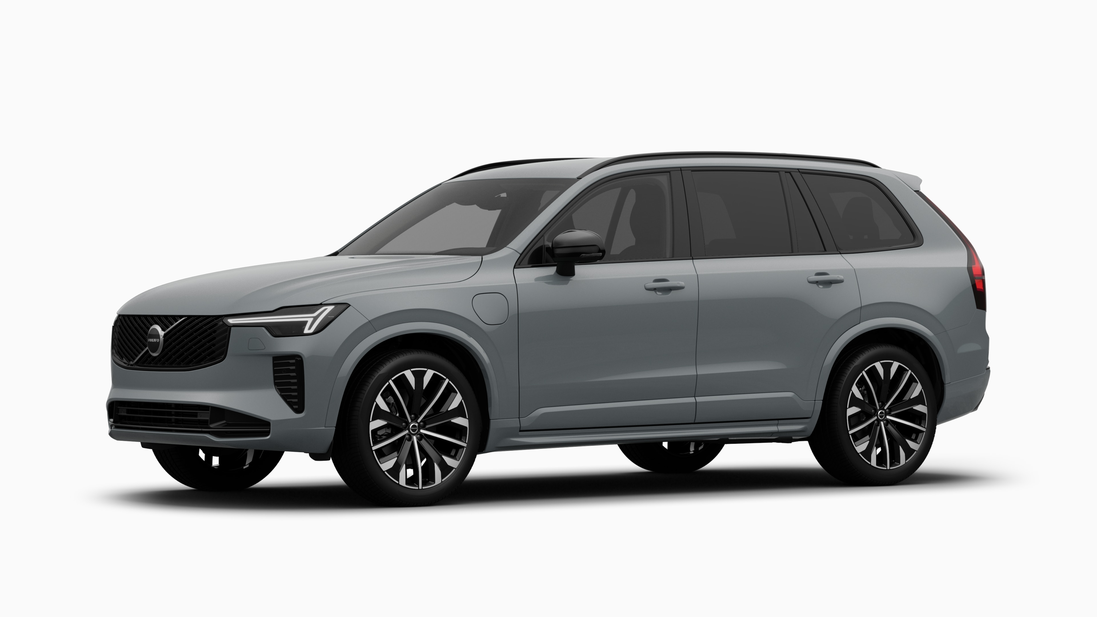 Extérieur d’une Volvo vue de trois quarts, arrière-plan uni d’un studio.