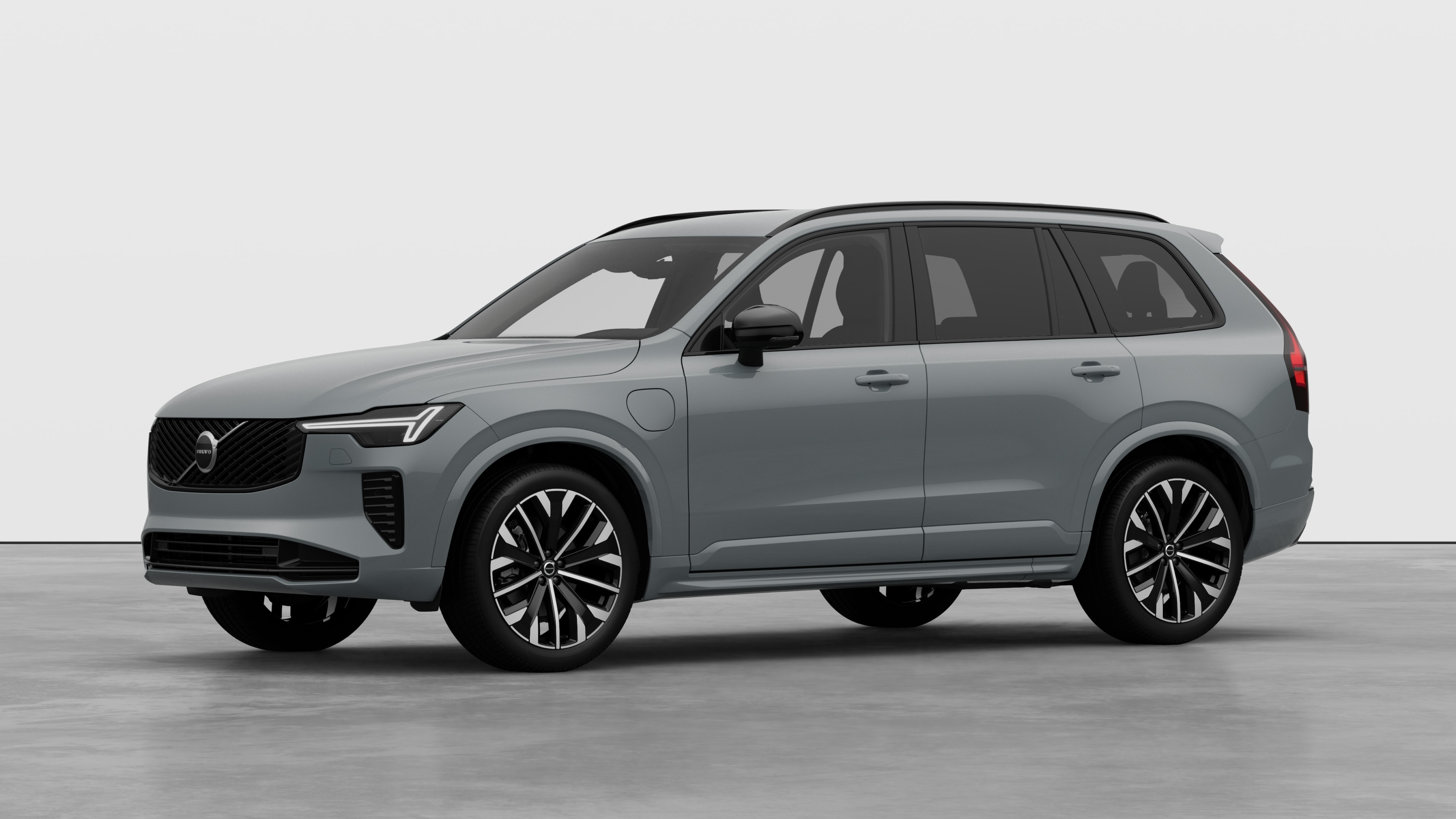 Extérieur d’une Volvo vue de trois quarts, arrière-plan uni d’un studio.