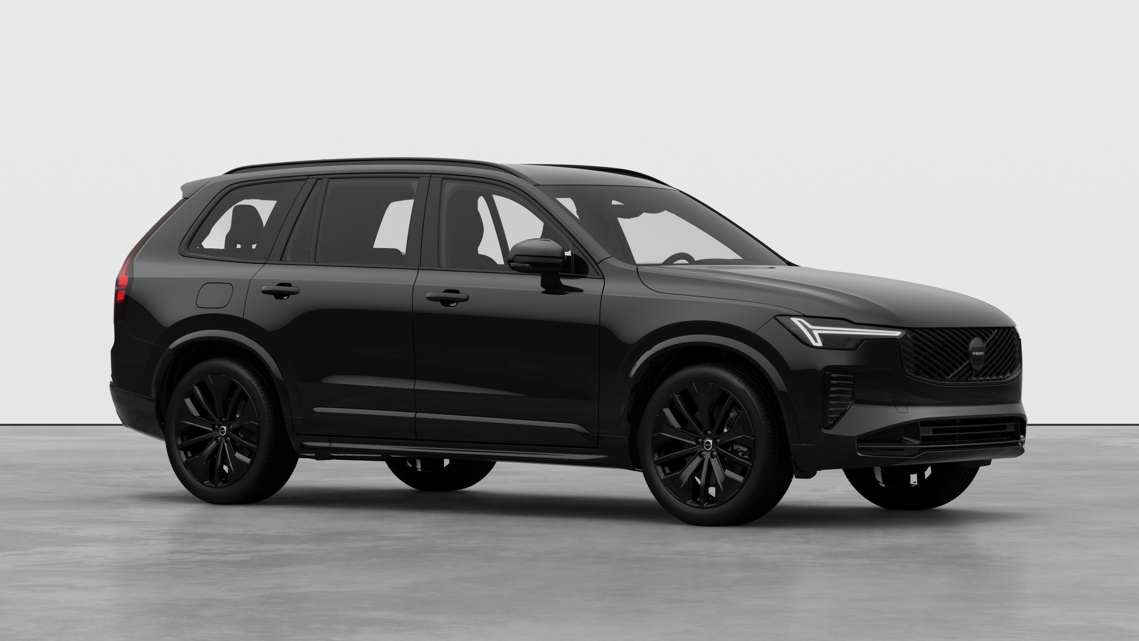 Tříčtvrteční pohled na exteriér vozu Volvo na jednoduchém pozadí studia.
