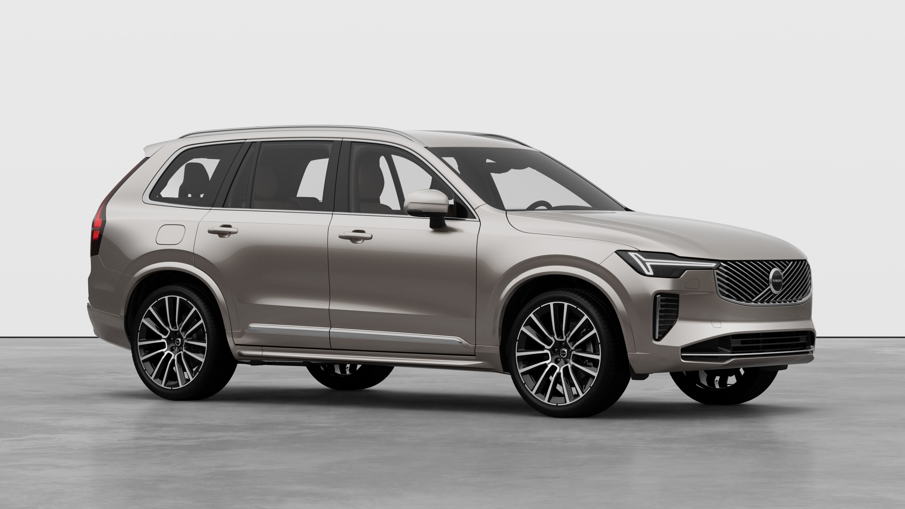 Εξωτερικό αυτοκινήτου Volvo, άποψη τριών τετάρτων σε απλό φόντο στούντιο.