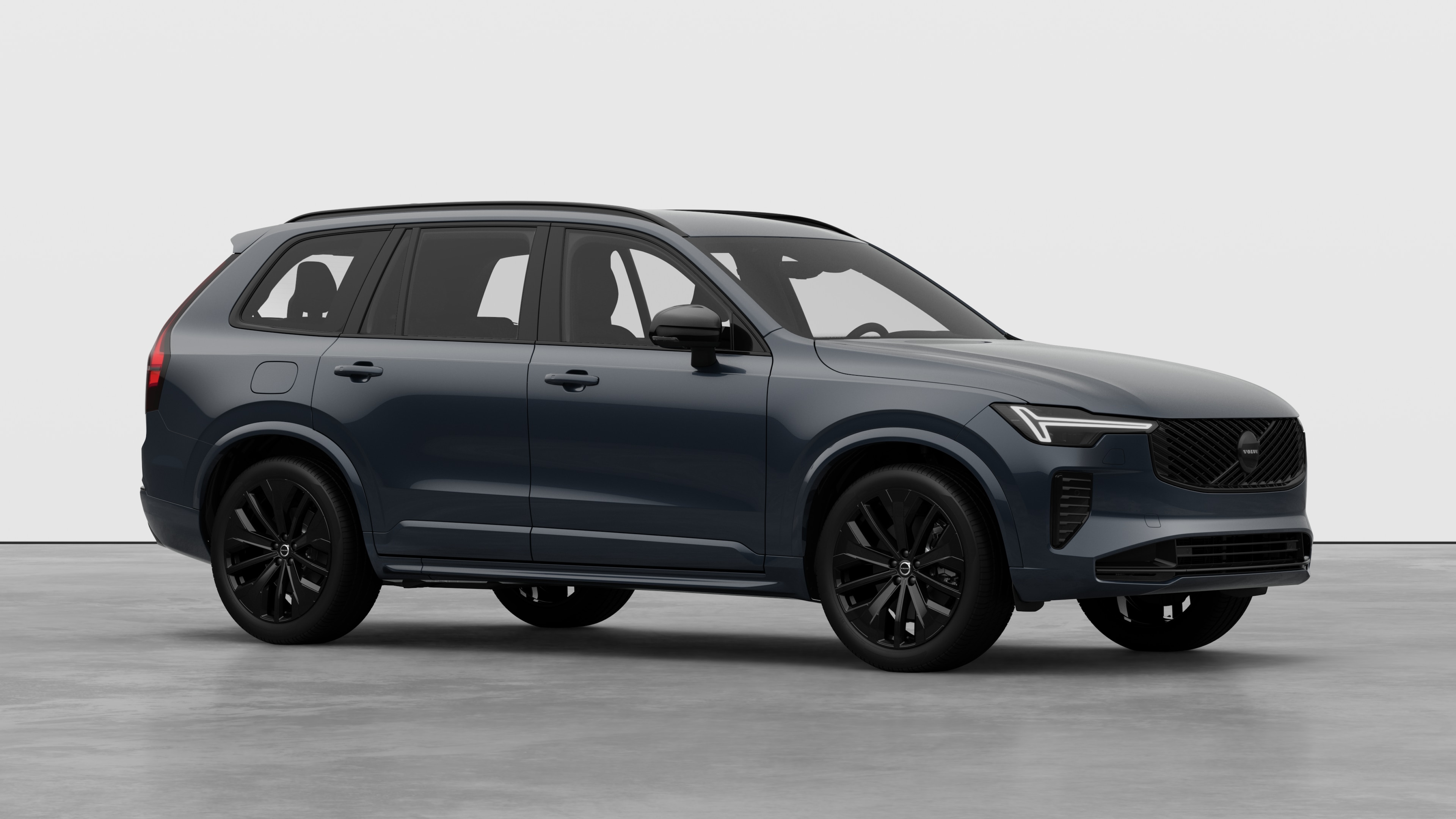 Außenansicht eines Volvo Fahrzeugs, Dreiviertelansicht in einem schlichten Studiohintergrund.