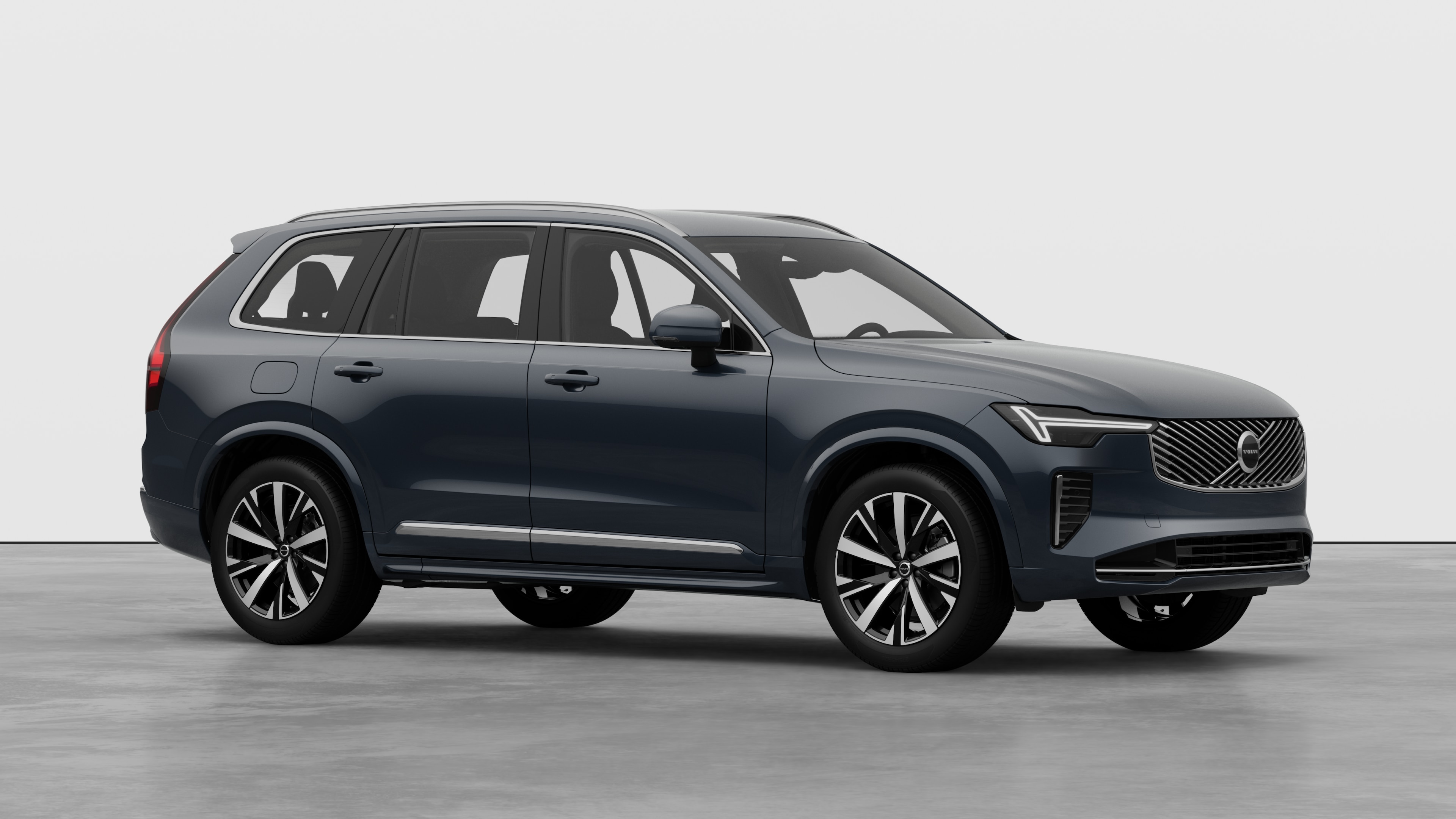 Екстер'єр автомобіля Volvo, огляд у три чверті на звичайному тлі студії.