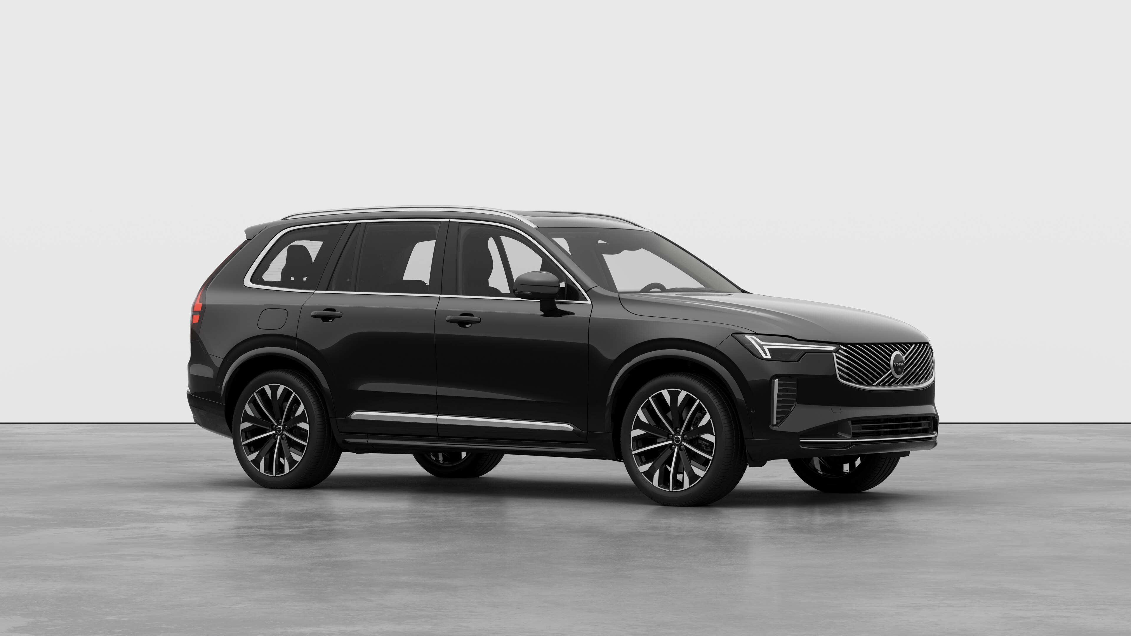 Exterior del vehículo Volvo, vista de tres cuartos en un fondo de estudio liso.
