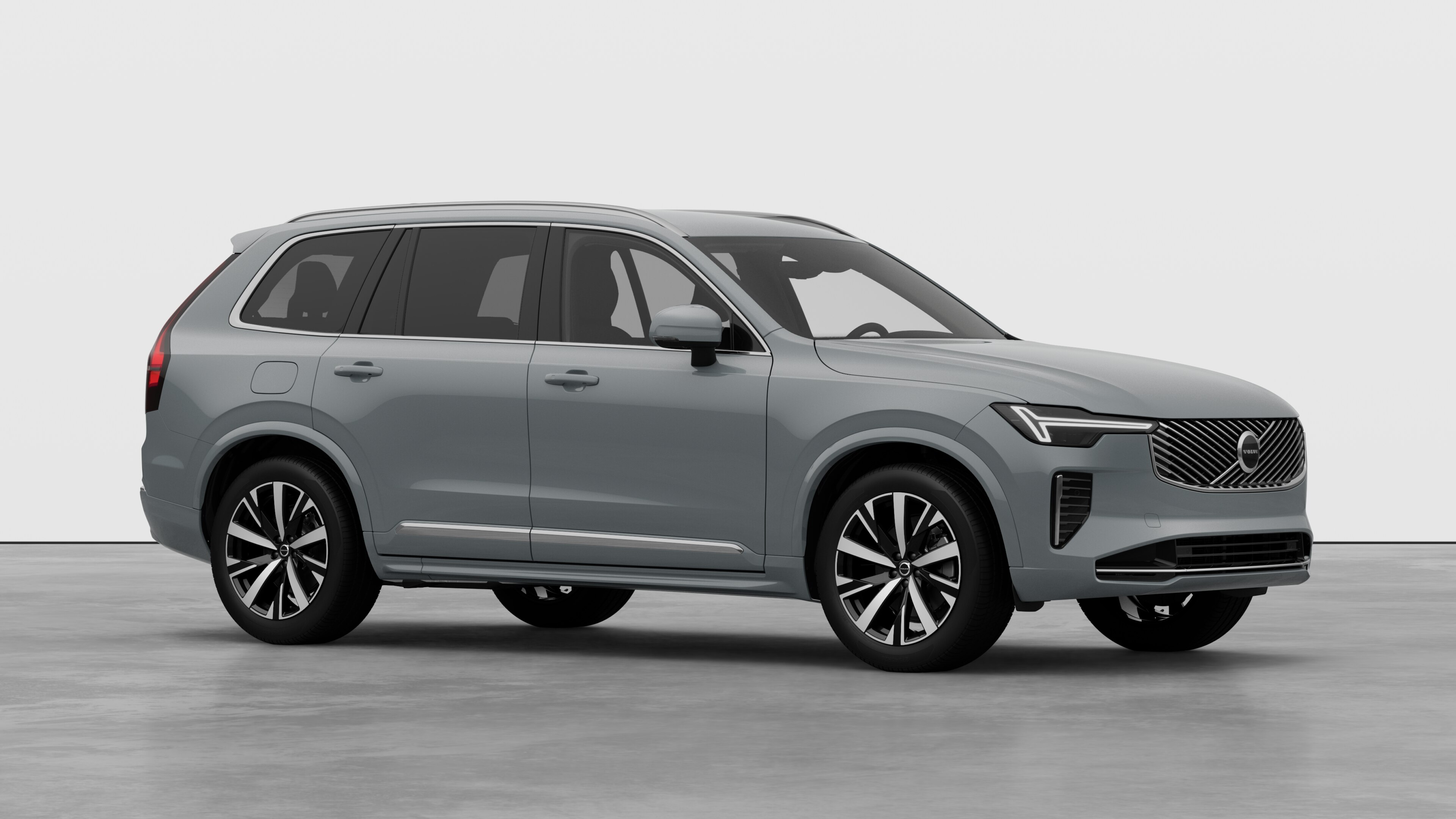 Volvo მანქანის ექსტერიერი, სამი მეოთხედი ხედი უბრალო სტუდიის ფონზე.
