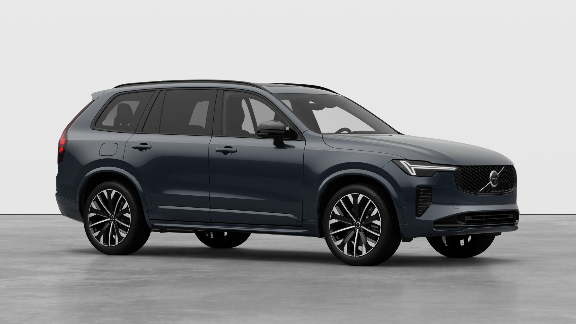 Extérieur d’une Volvo, vue de trois quarts sur un fond de studio uni.