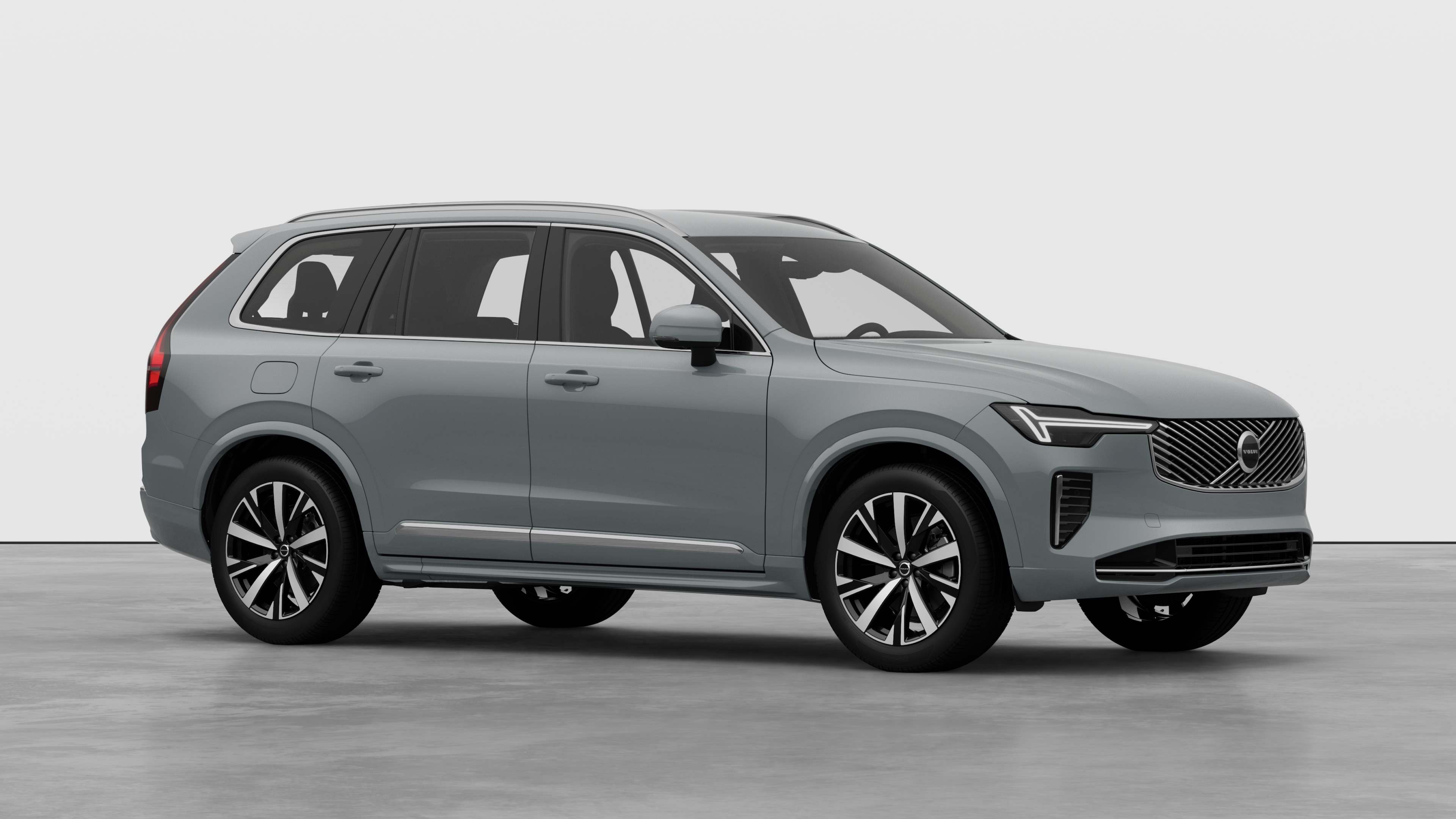 Esterno di un'auto Volvo, vista di tre quarti sullo sfondo di uno studio.