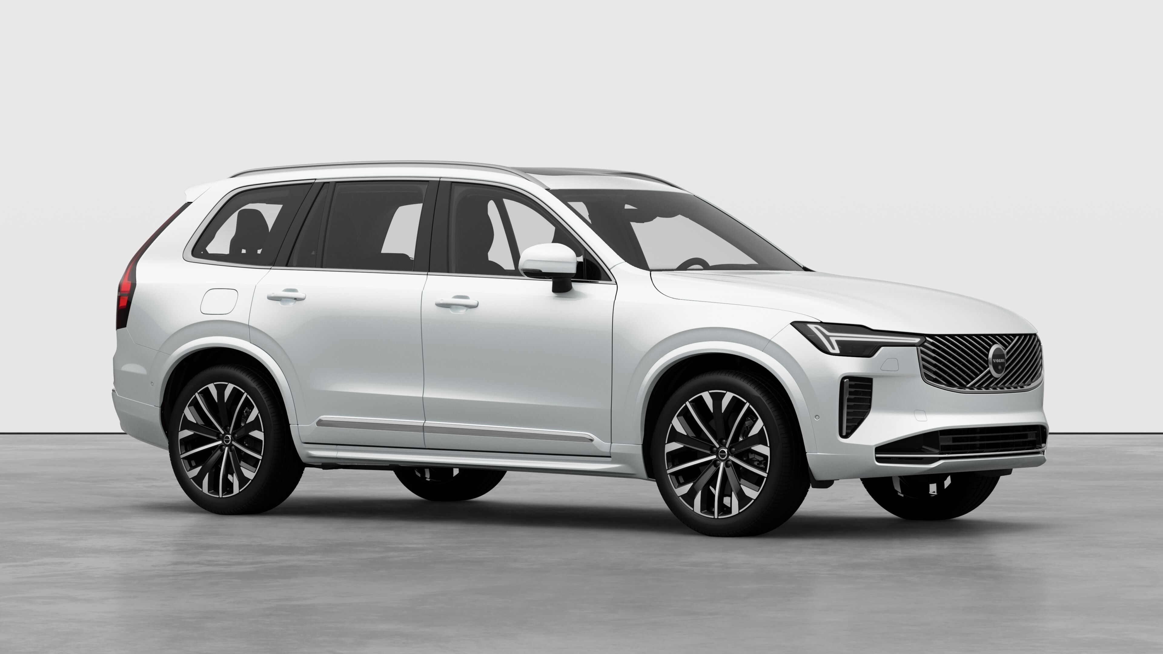 Esterno di un'auto Volvo, vista di tre quarti sullo sfondo di uno studio.