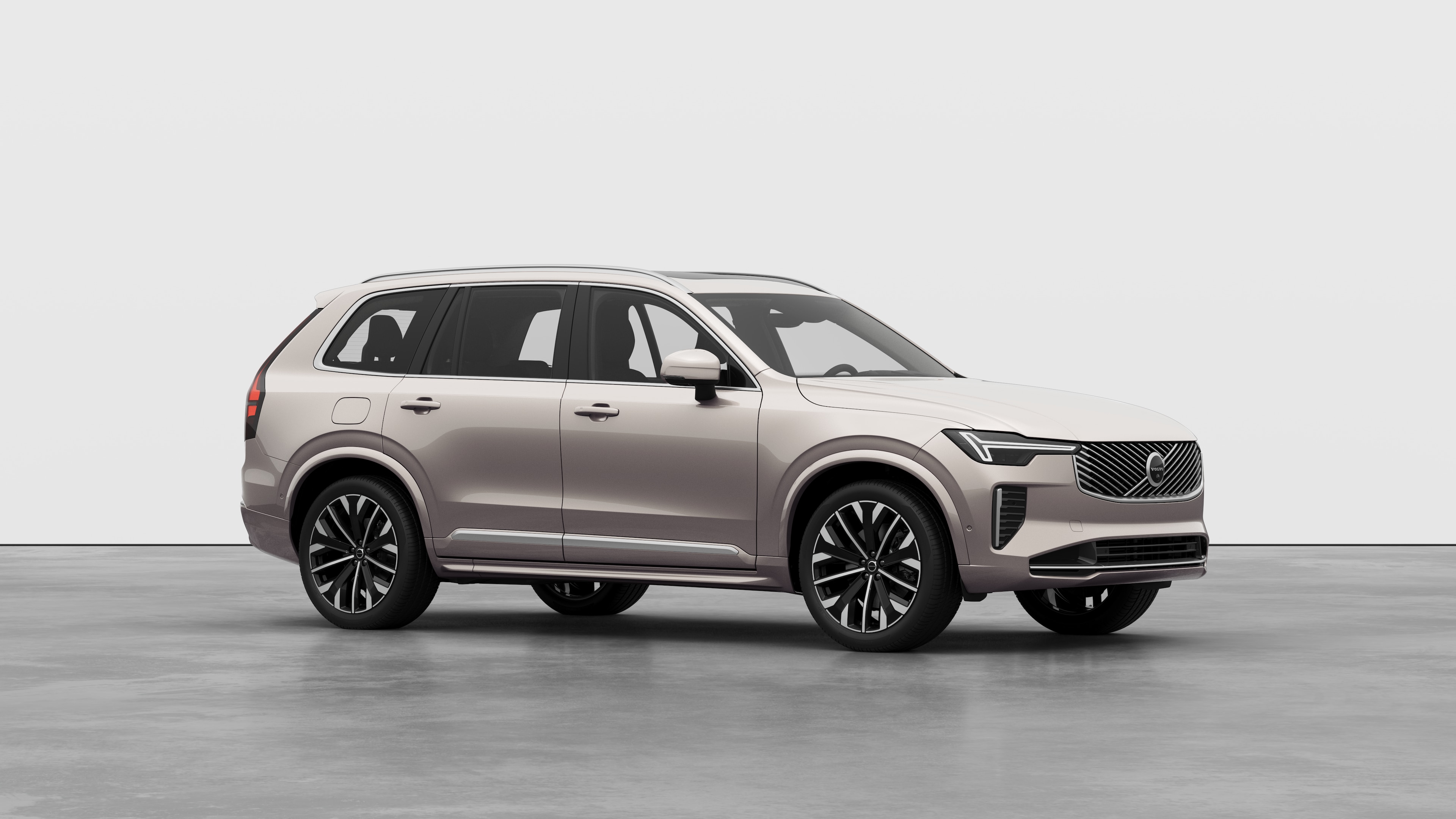 Volvo 汽車外觀，四分之三視圖在普通工作室背景中。