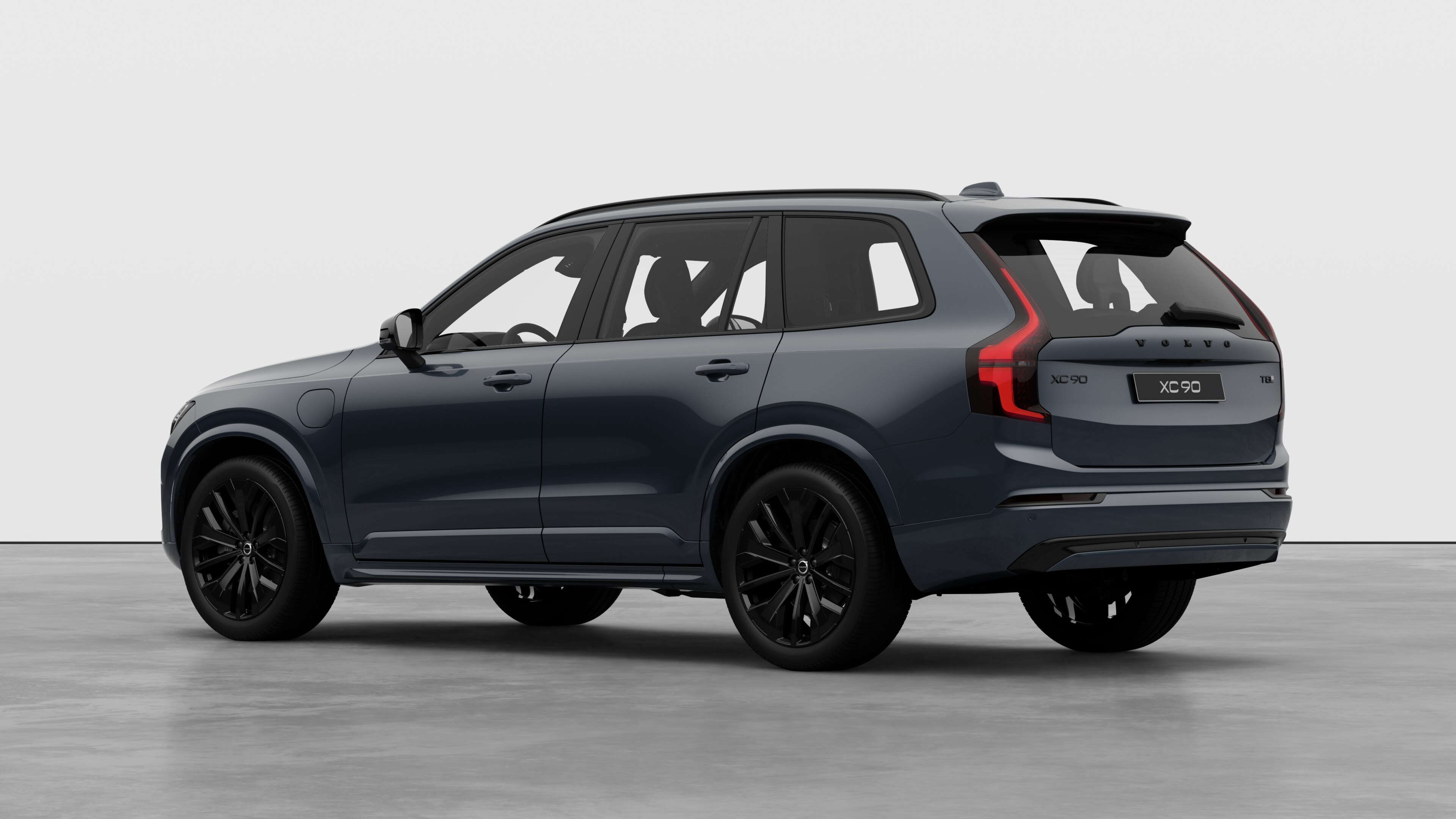 Dreiviertelansicht des Hecks eines Volvo in einem schlichten Studiohintergrund.