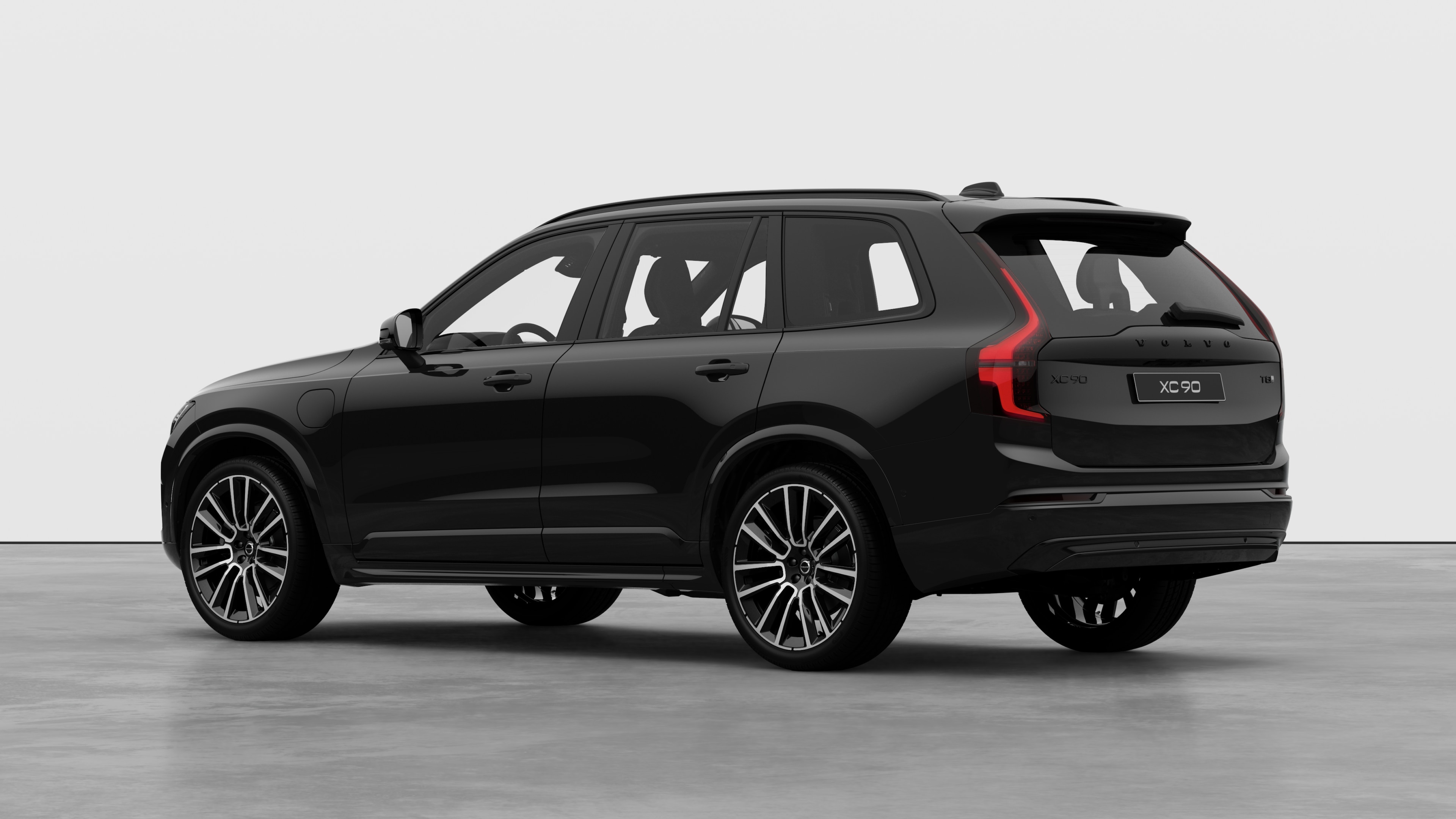 Driekwart achteraanzicht van een Volvo in een effen studioachtergrond.