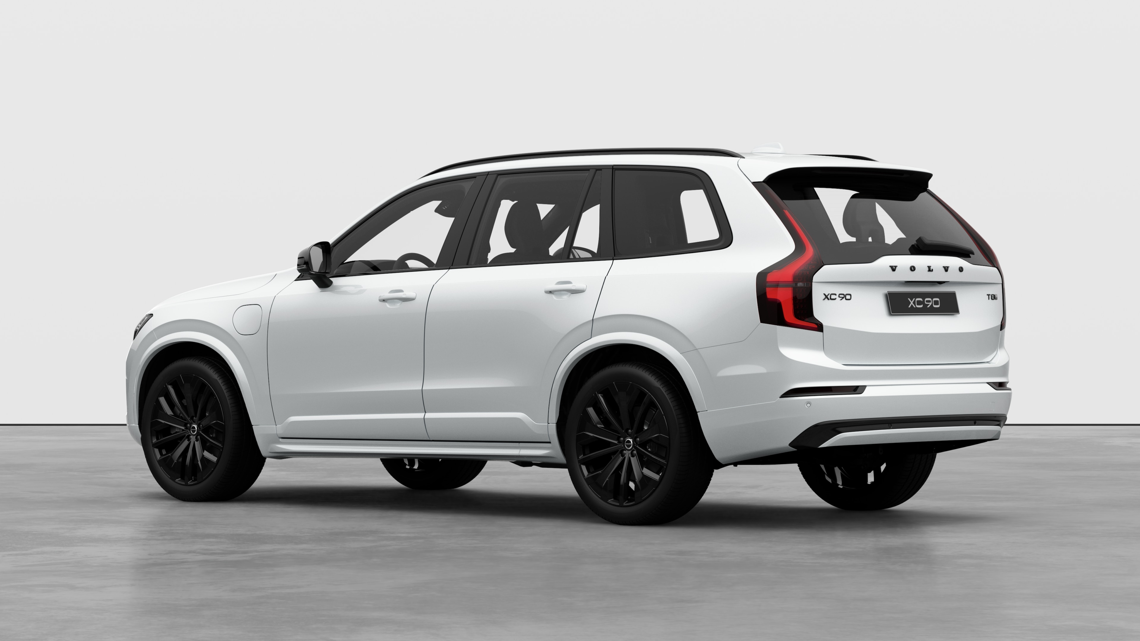 Widok z tyłu samochodu Volvo w trzech czwartych na tle zwykłego studia