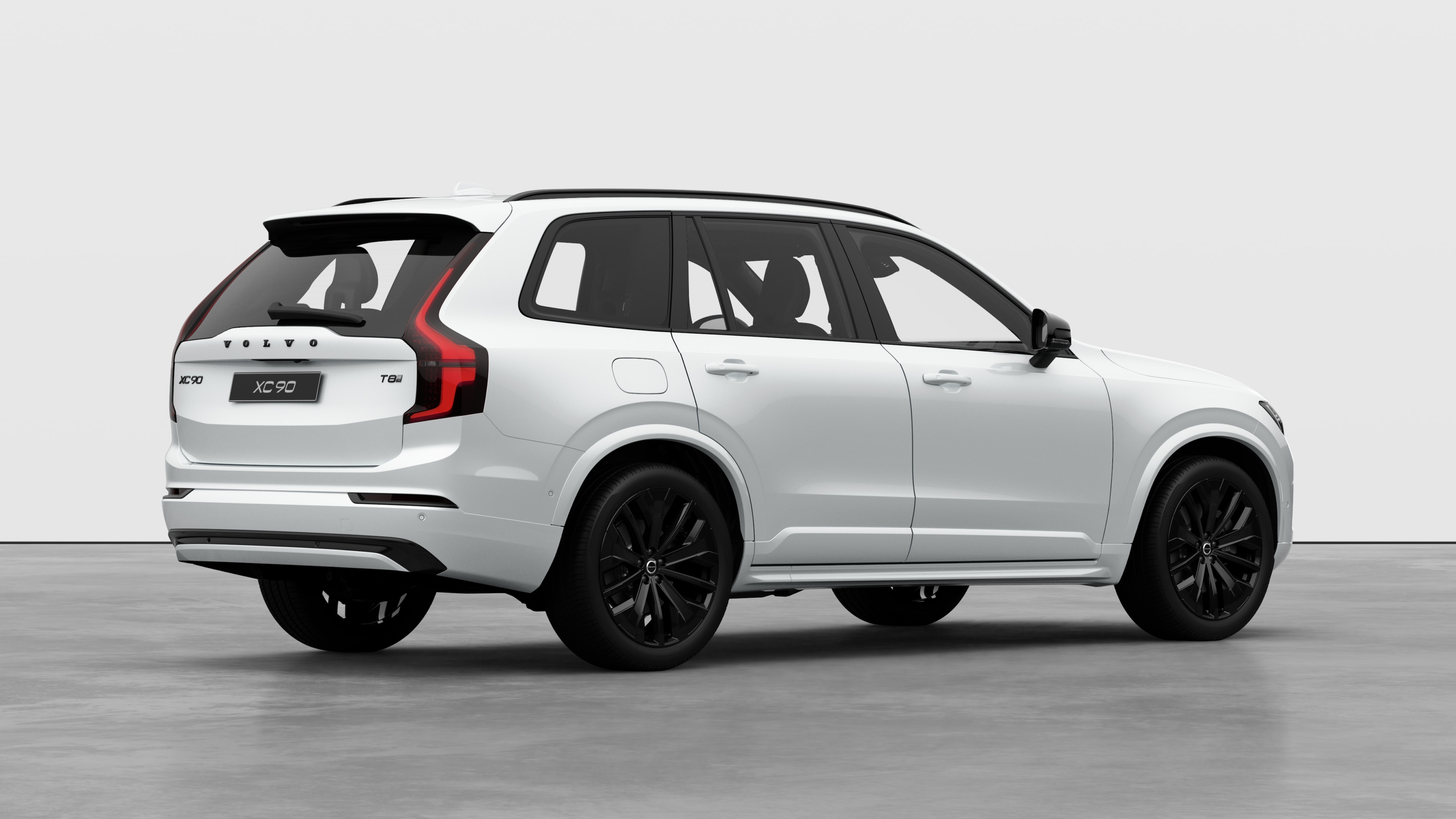 Widok z tyłu samochodu Volvo w trzech czwartych na zwykłym tle studia