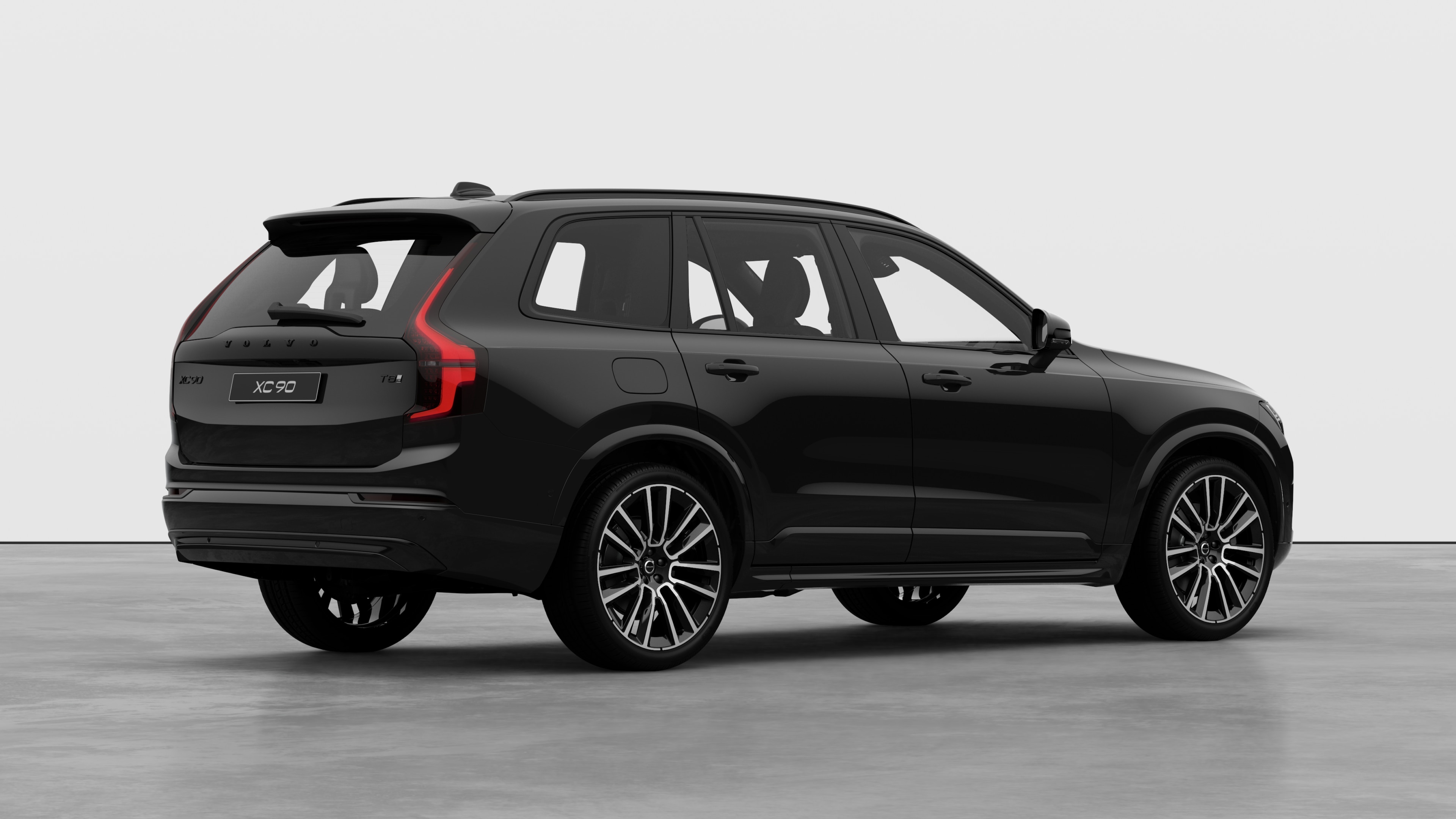 Driekwart zicht op de achterkant van een Volvo-auto op een effen studioachtergrond.