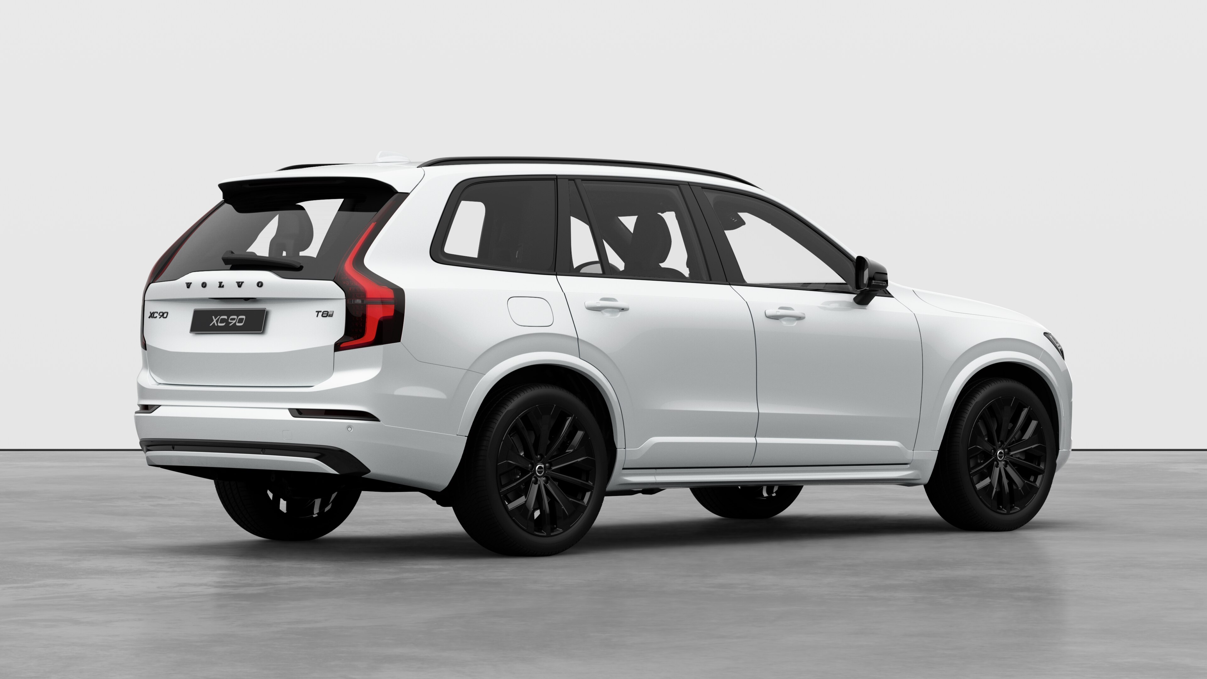 Widok z tyłu samochodu Volvo w trzech czwartych na zwykłym tle studia