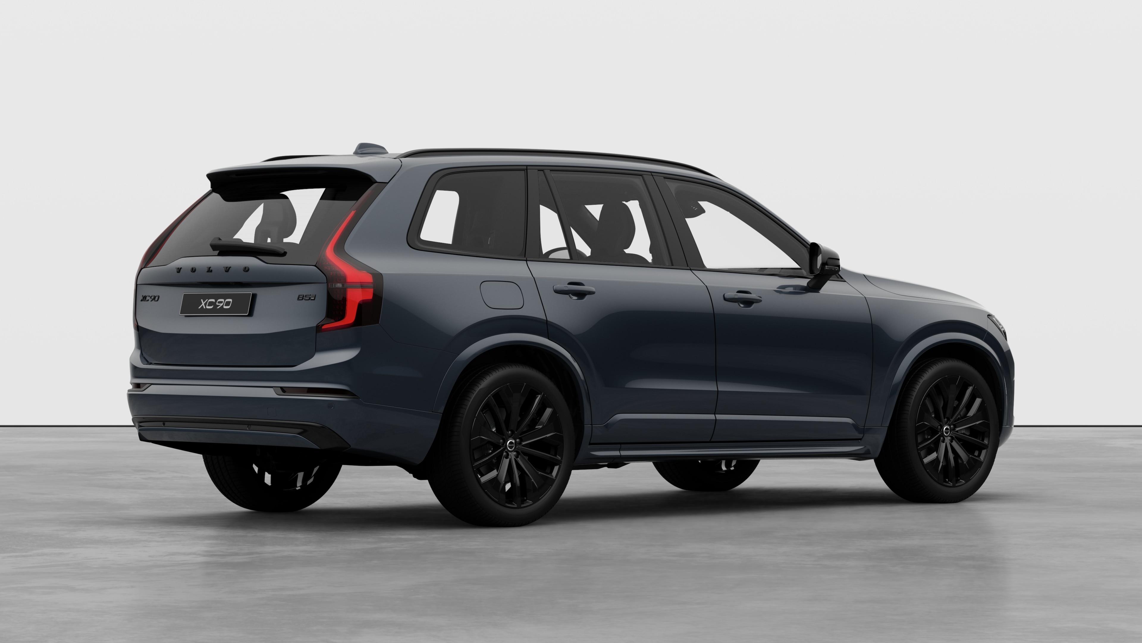 Dreiviertelansicht des Hecks eines Volvo auf einfarbigem Studiohintergrund.