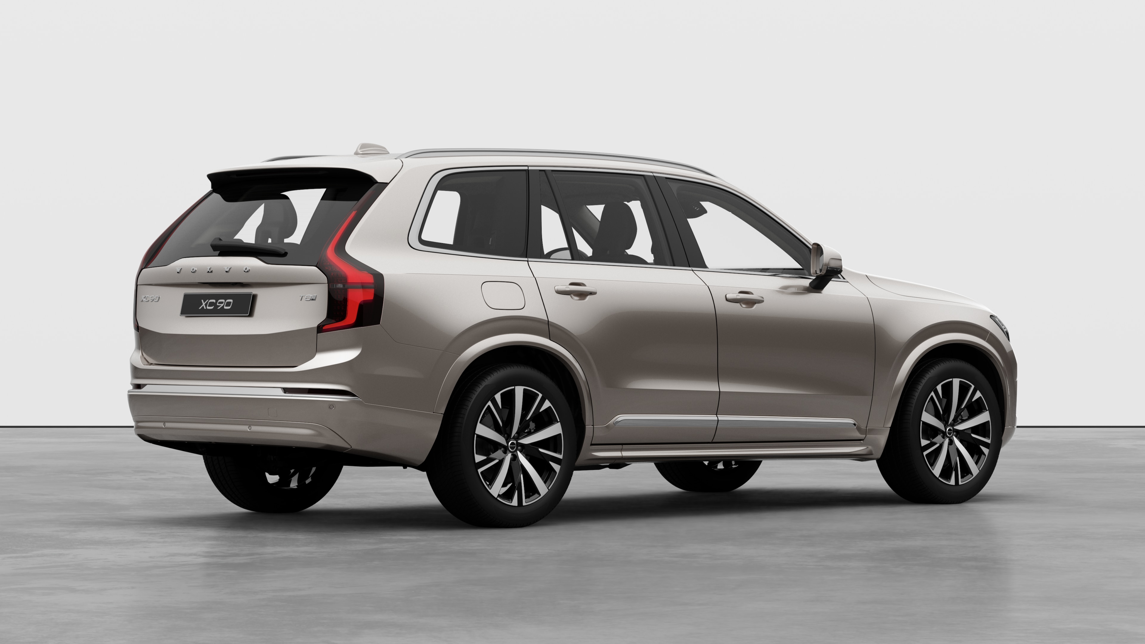 Vista posteriore di tre quarti di un'auto Volvo su sfondo in studio.