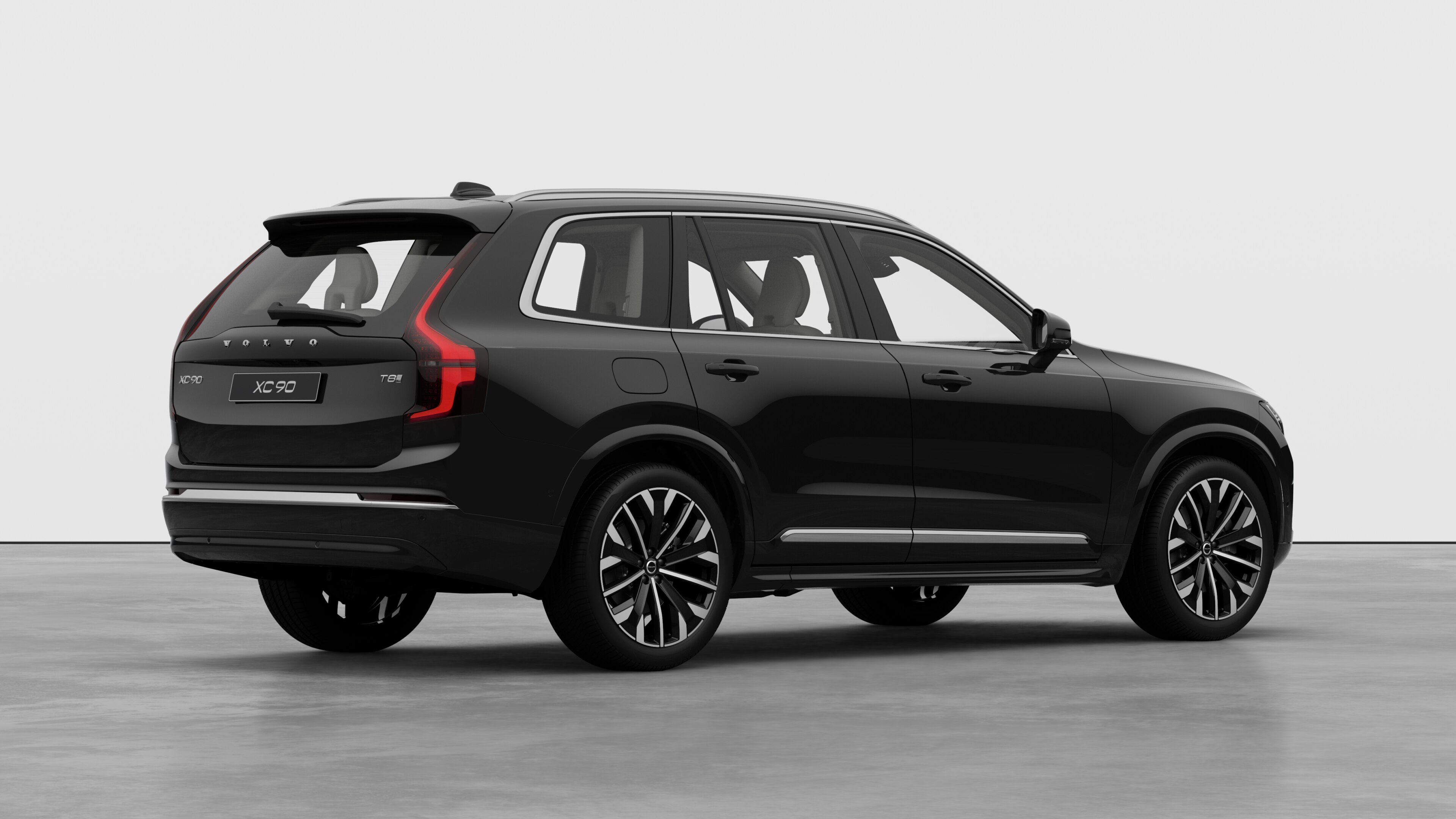 Vista trasera de tres cuartos del vehículo Volvo sobre fondo de estudio liso.