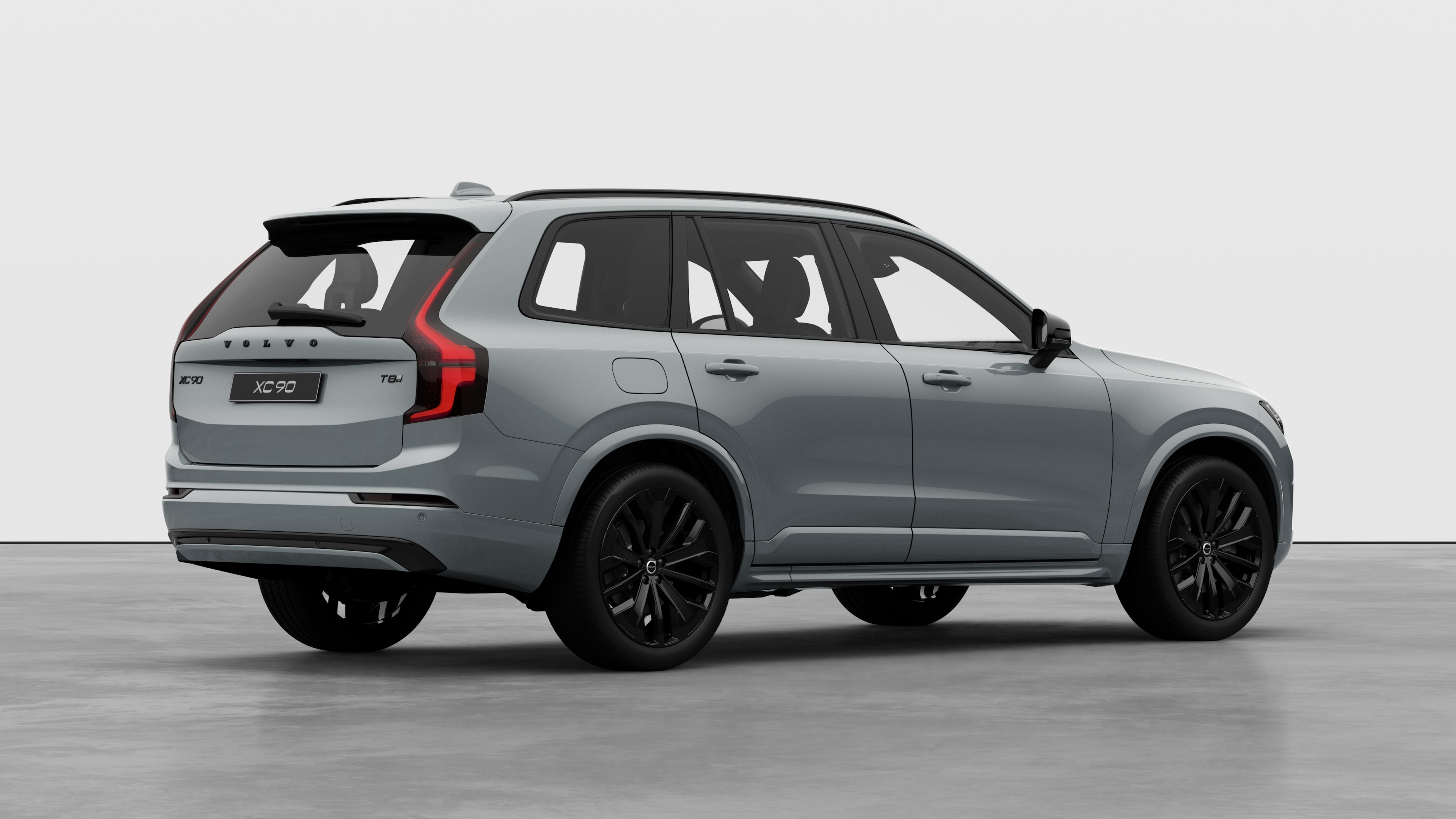 Dreiviertelansicht des Hecks eines Volvo auf einfarbigem Studiohintergrund.