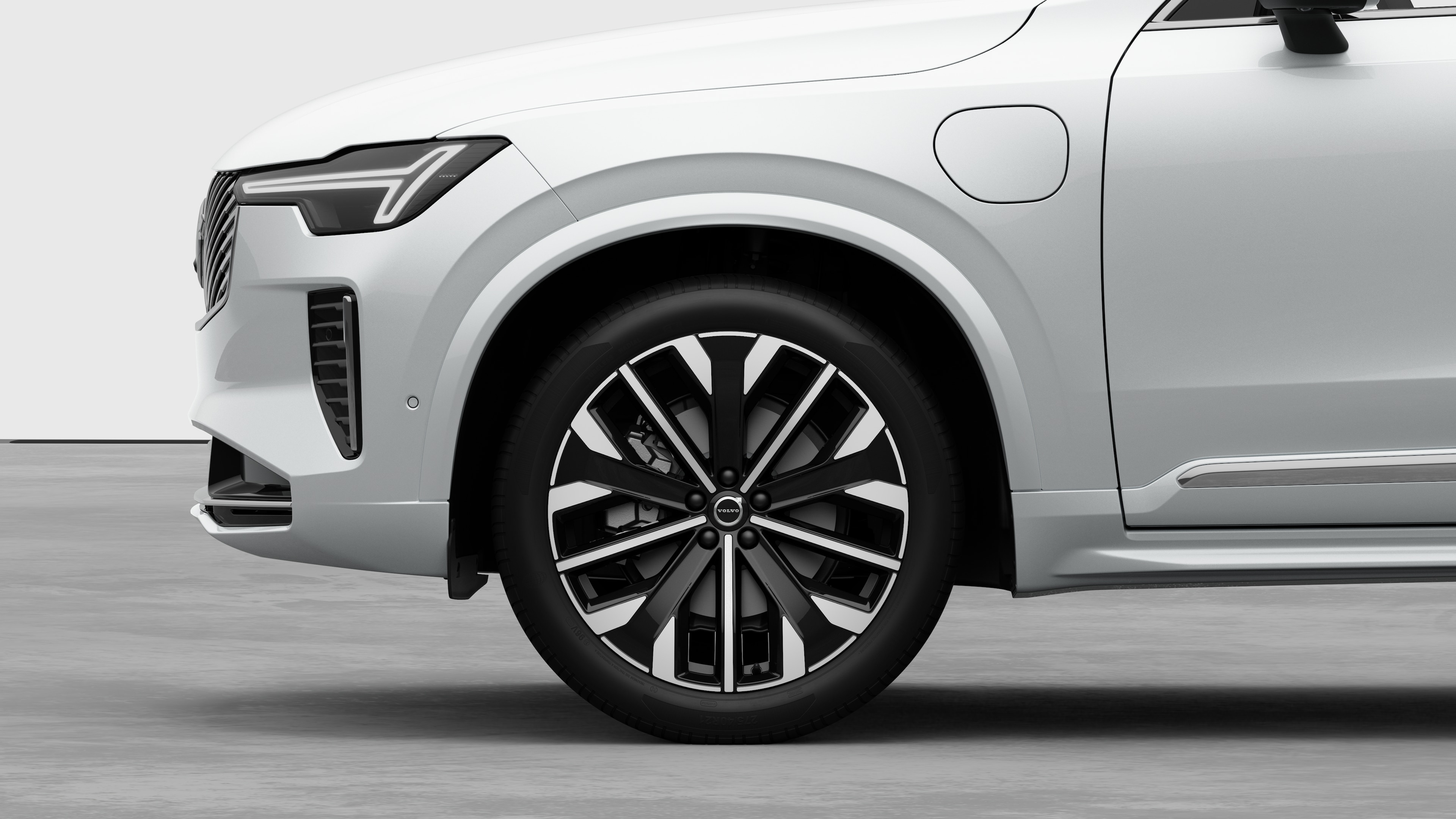 평범한 스튜디오 배경을 배경으로 앞바퀴와 펜더에 초점을 맞춘 볼보 자동차 외부 측면도.