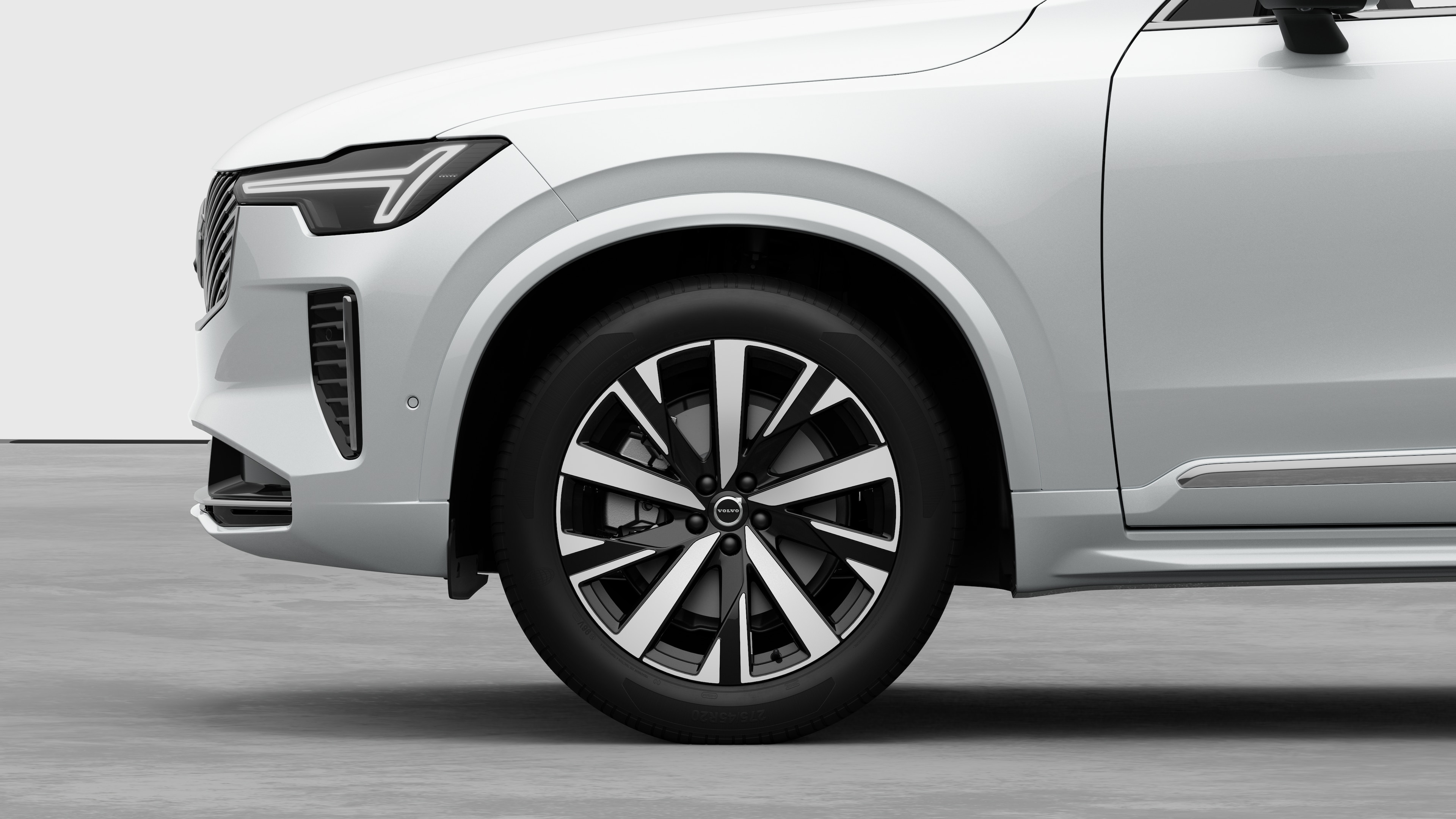 평범한 스튜디오 배경을 배경으로 앞바퀴와 펜더에 초점을 맞춘 볼보 자동차 외부 측면도.