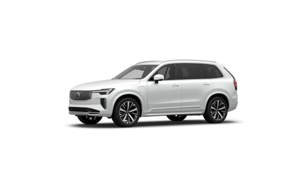 Dreiviertelansicht des Volvo Fahrzeugs vor dem Hintergrund eines schlichten Studios.