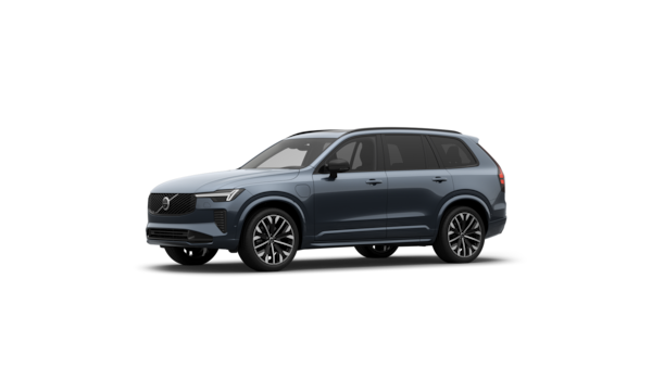 Dreiviertelansicht des Volvo Fahrzeugs in einem schlichten Studiohintergrund.