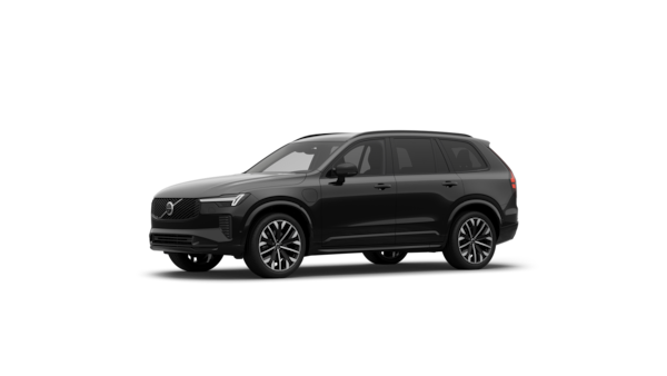 Dreiviertelansicht des Volvo Fahrzeugs vor dem Hintergrund eines schlichten Studios.